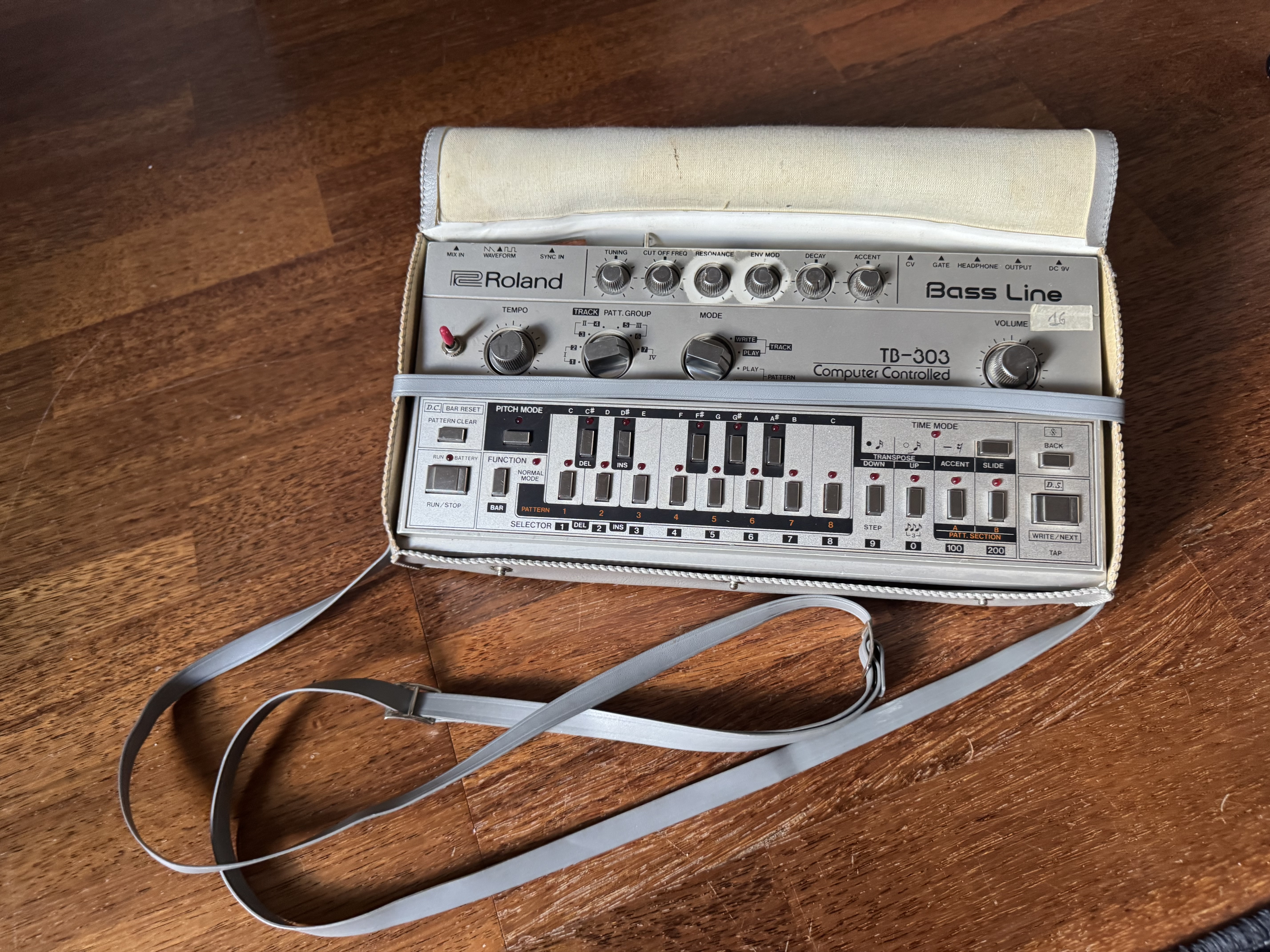 Roland TB-303 originale + interface MIDI303 Ewald – housse et manuel d’origine