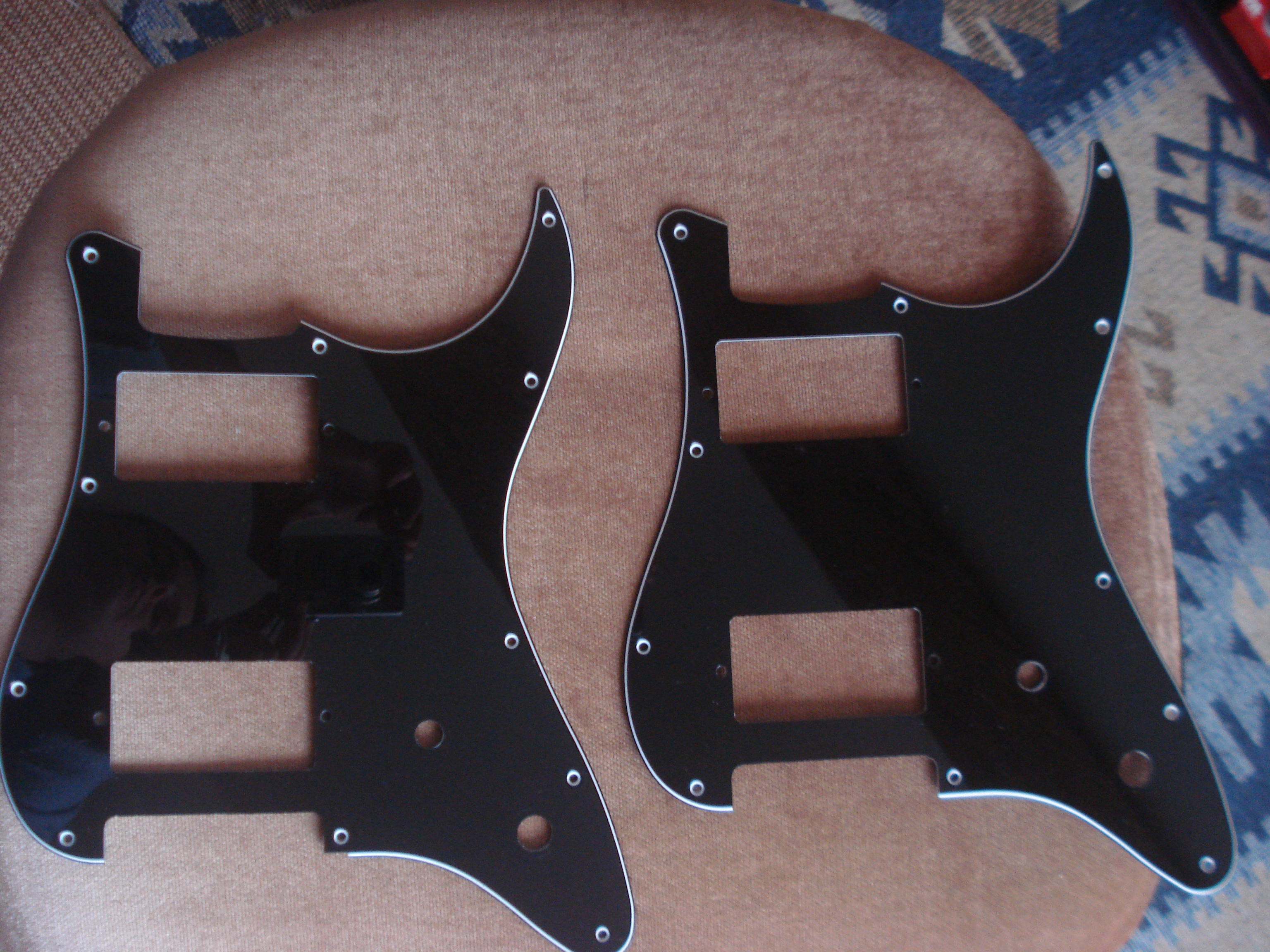 2 pickguards guitare électrique