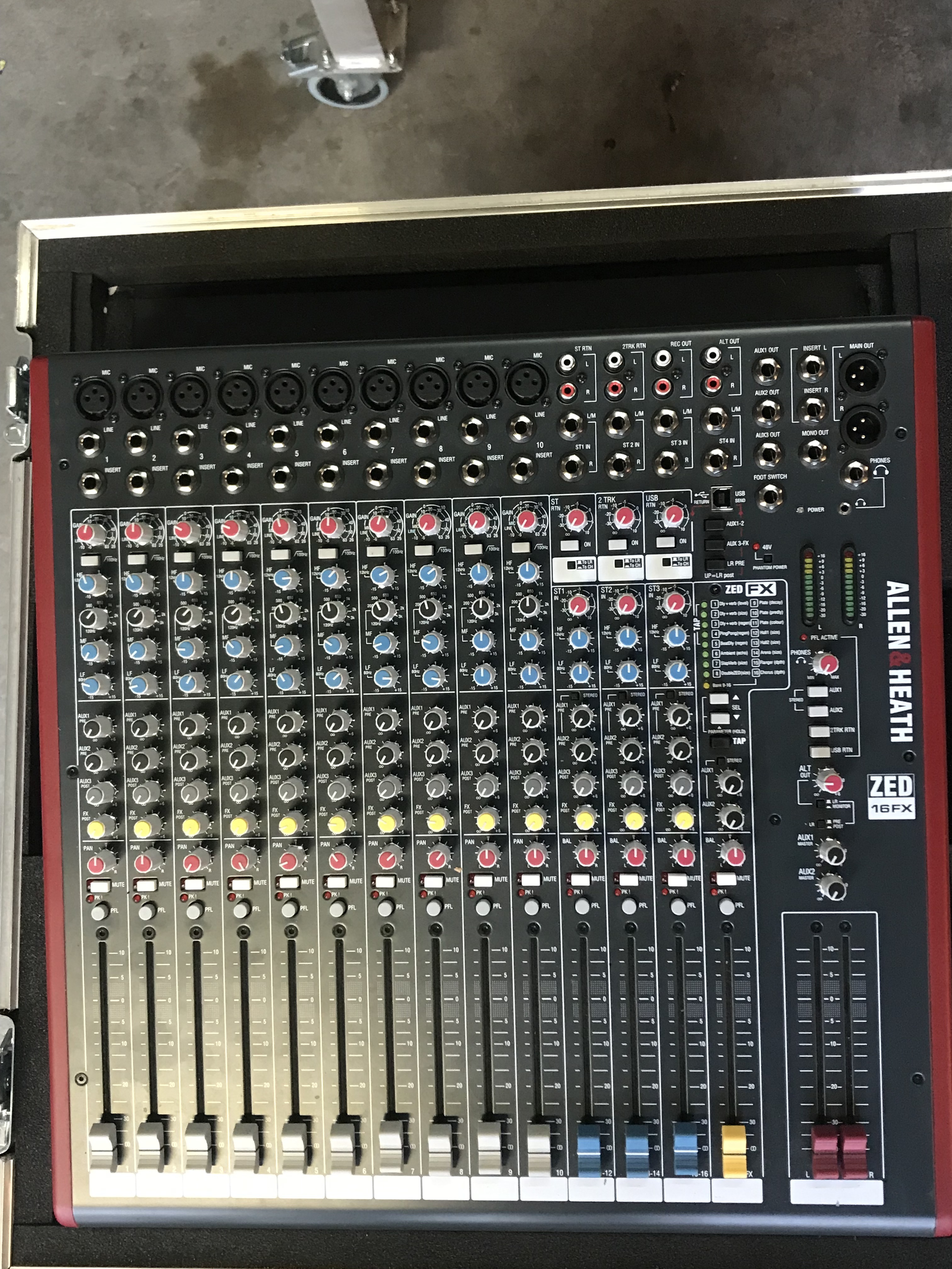 Vends ALLEN & HEATH ZED16-FX avec flight-case (Port inclus)