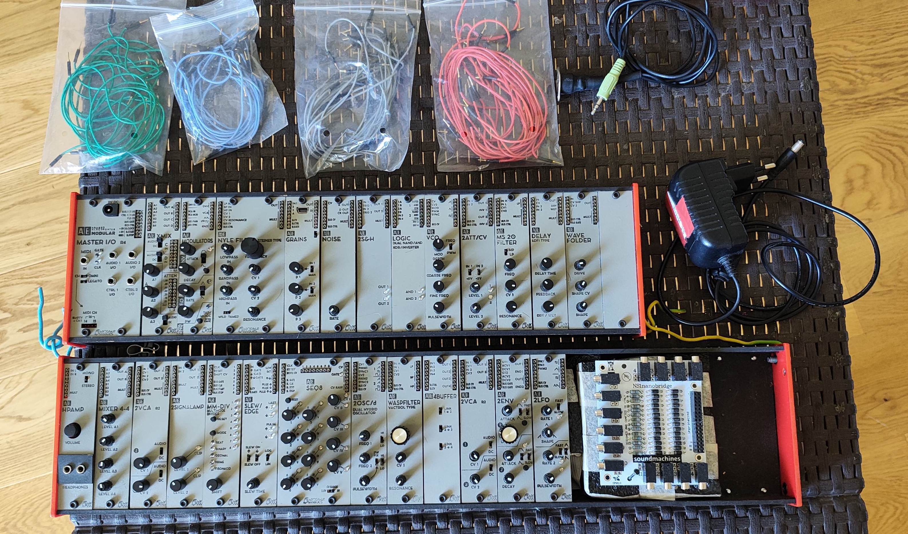 Vends mon systeme AE Modular de chez Tangible Rack. 2 Rows , 24 modules + accessoires