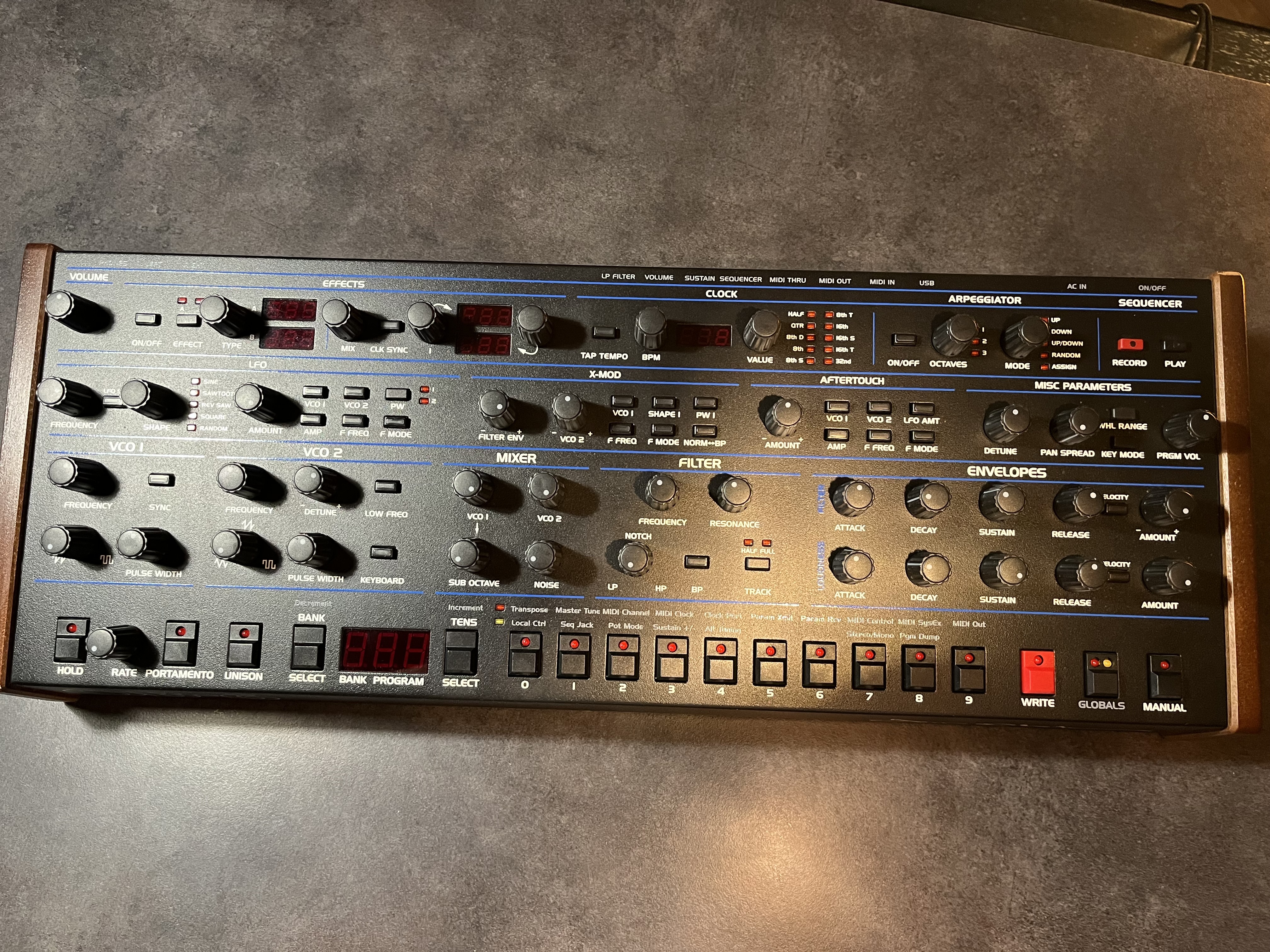 Vends Dave Smith Instruments OB-6 Desktop + Case + Decksaver