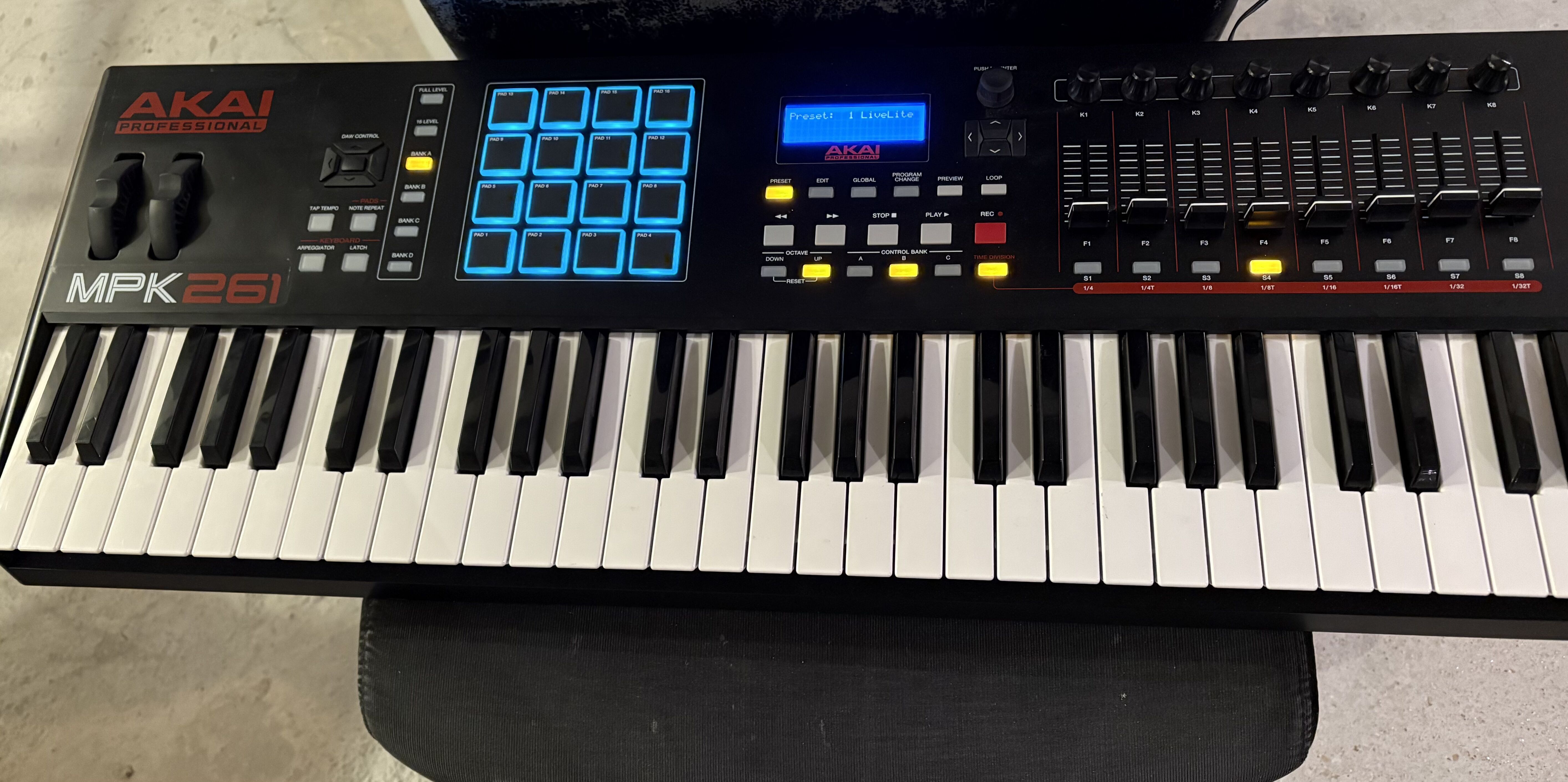 AKAI MPK 261 clavier maitre + PSU