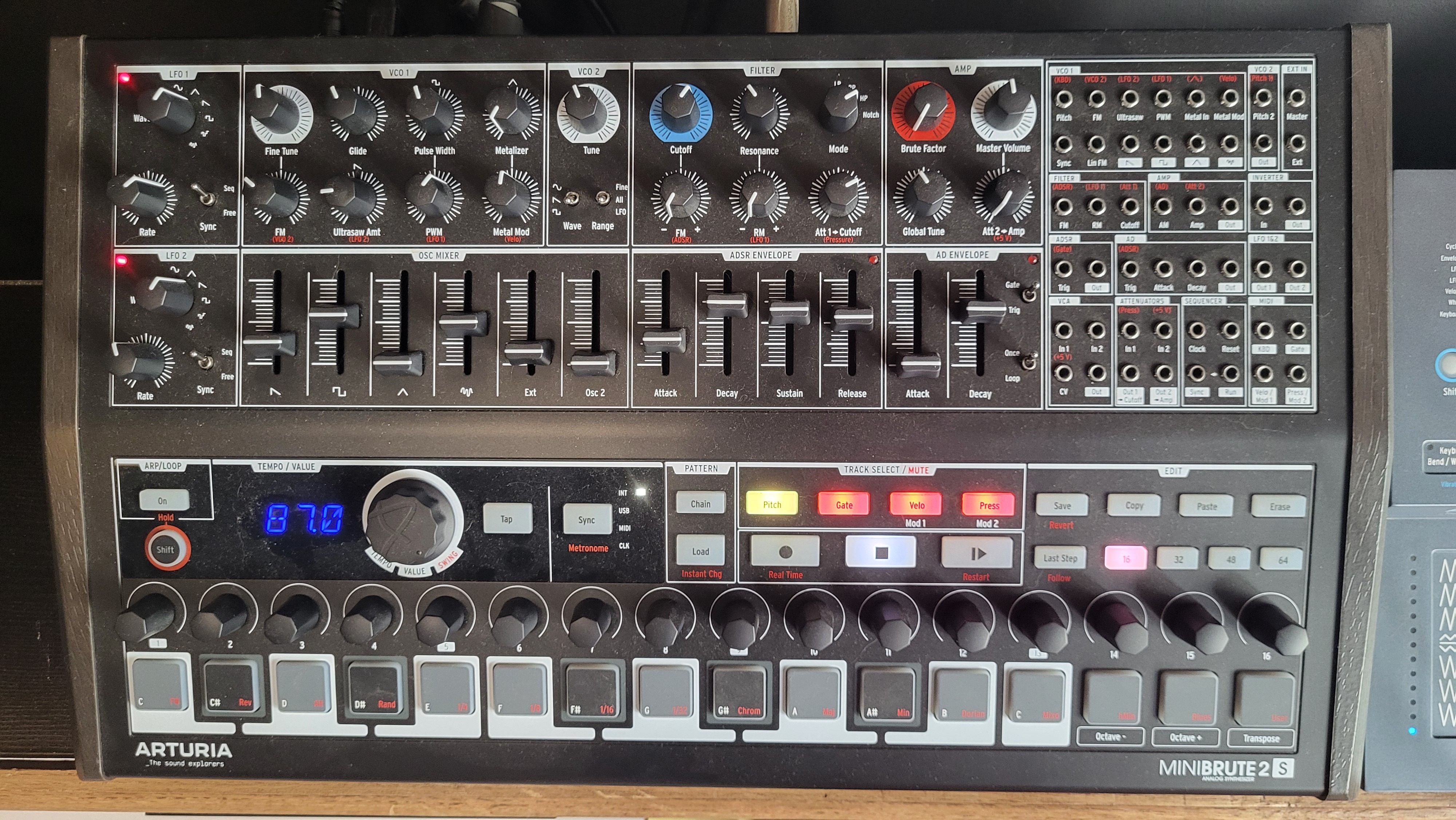 Vends minibrute 2s noir