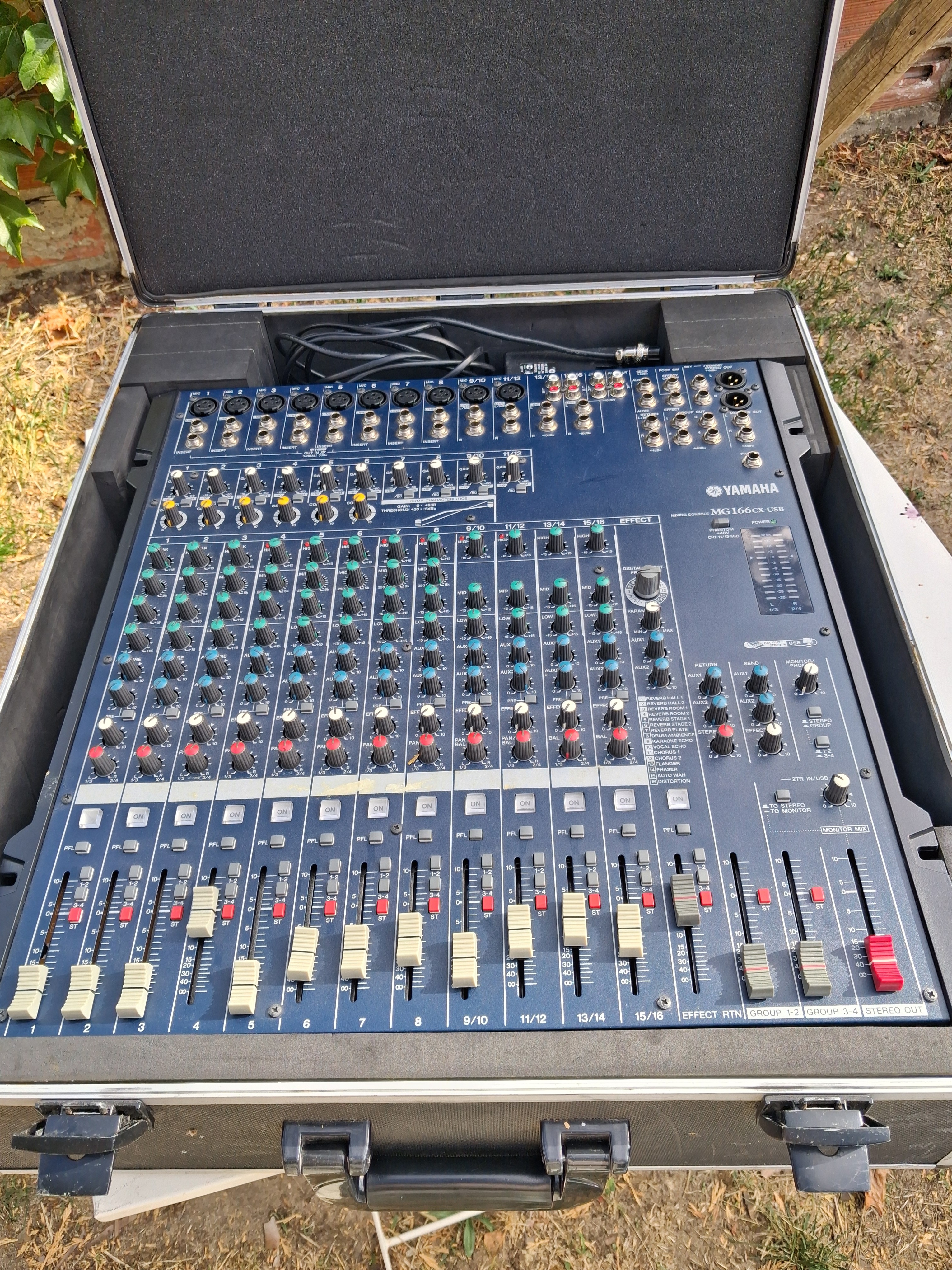 table de mixage yamaha MG166 CX USB avec sa boite de rangement