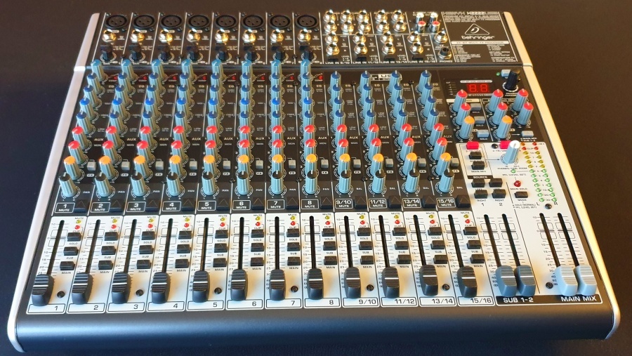 Vends console de mixage BEHRINGER XENYX X2222 USB en état neuf