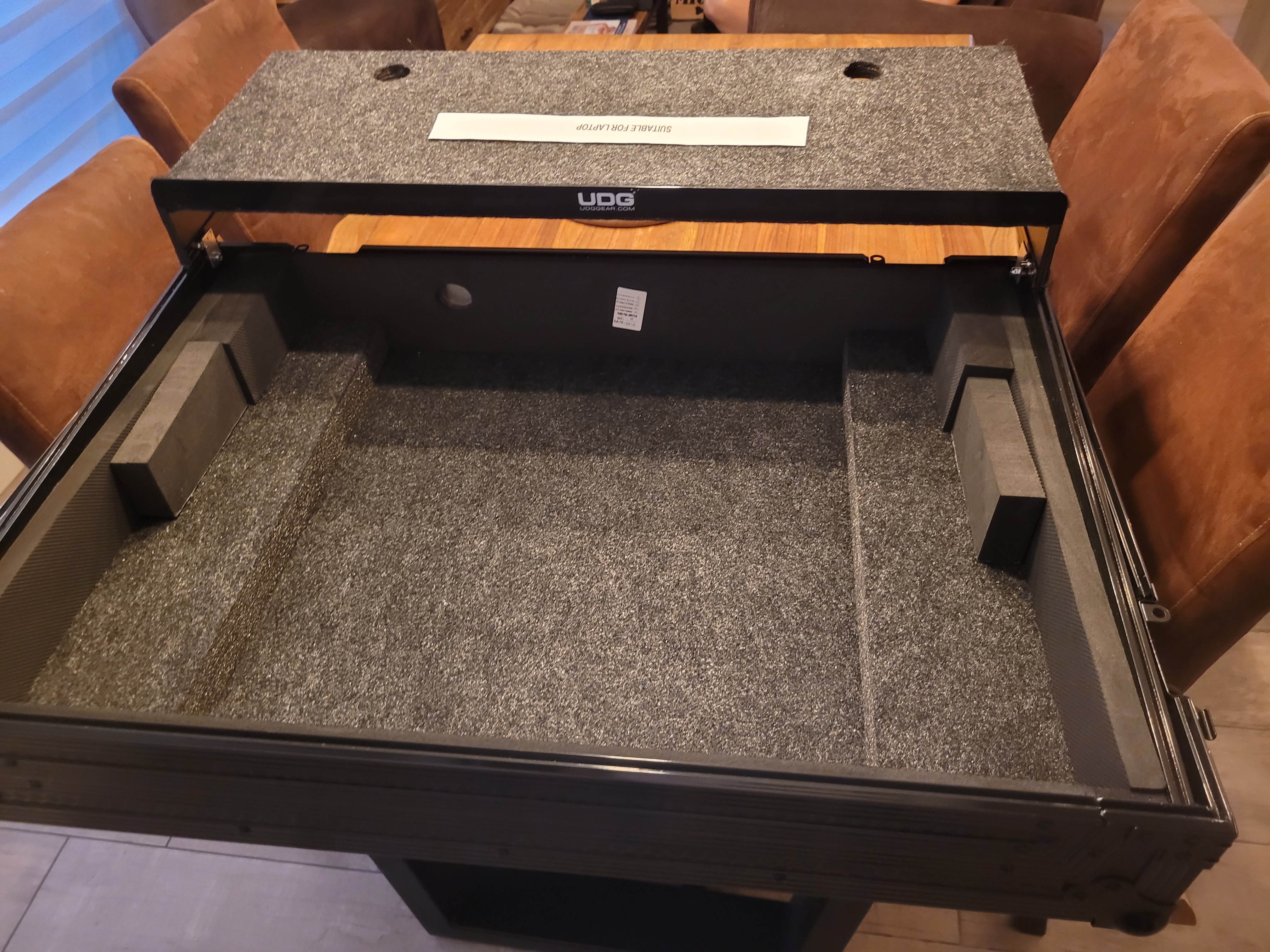Vends Fligh Case neuf pour Pioneer XDJ RX3 avec Laptop et roulettes