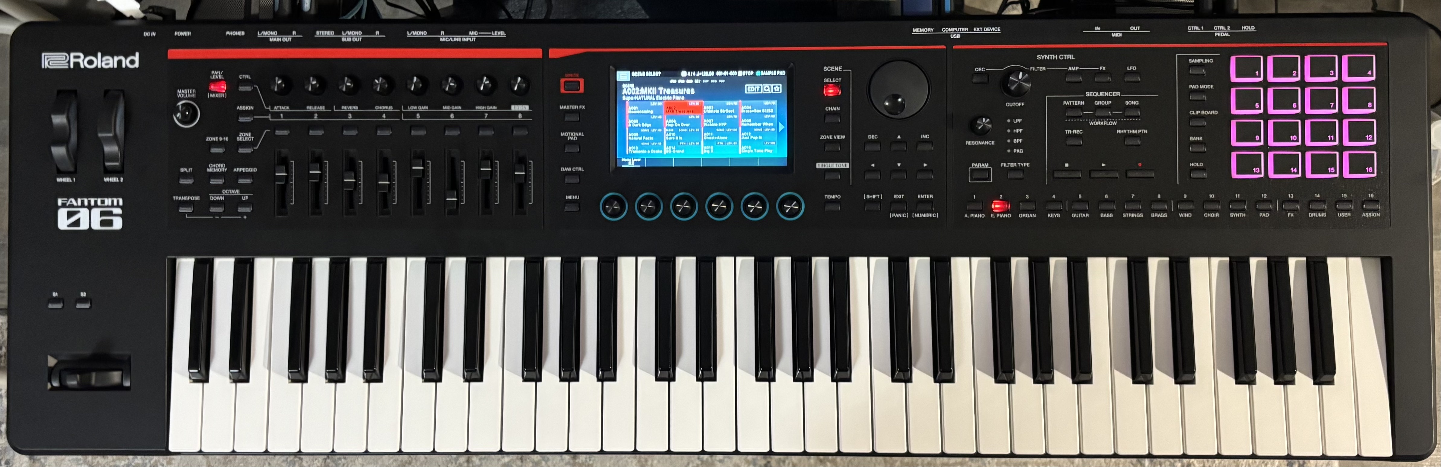 Roland Fantom-06 avec plugin Jupiter-8