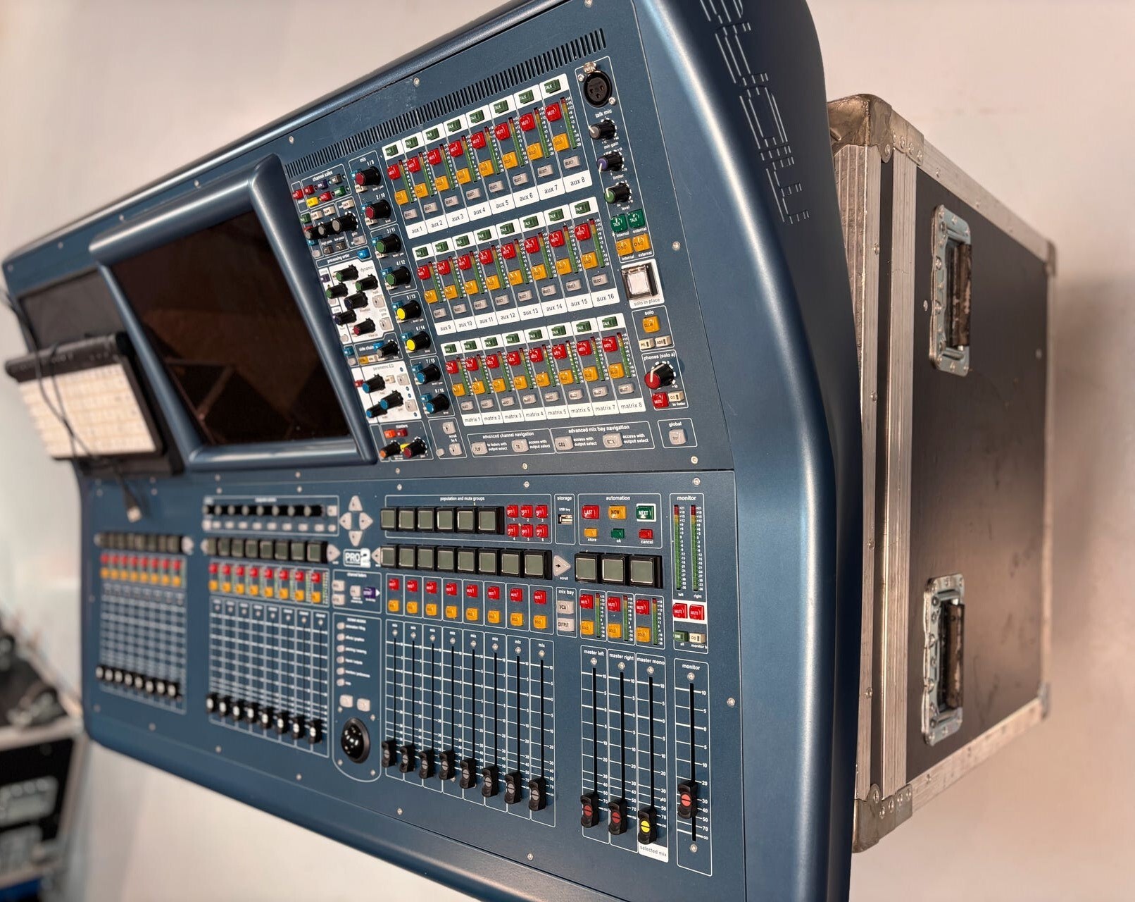 Console numérique Midas PRO2, qualité studio, en flight case renforcé (état impeccable)