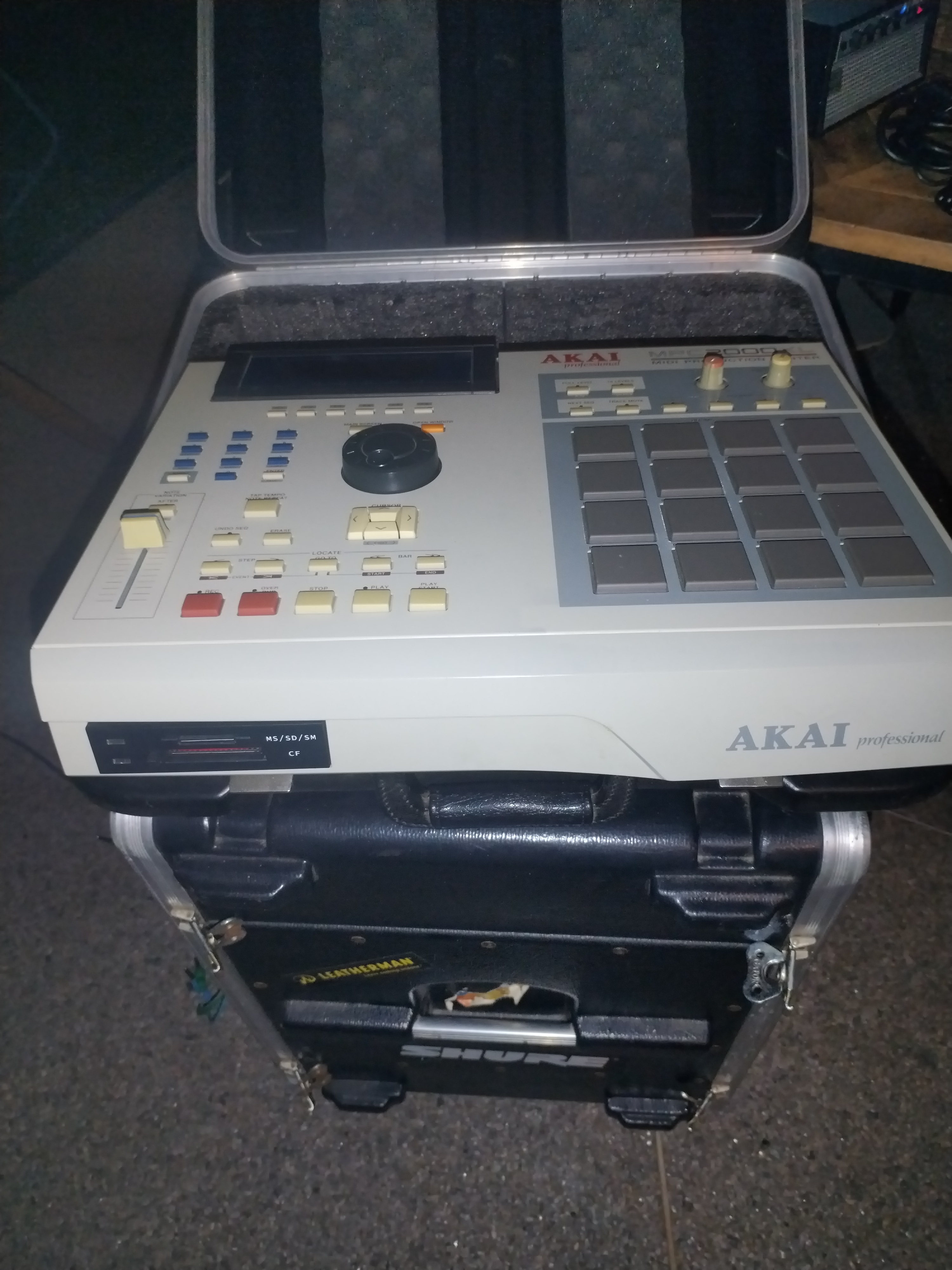 Akai MPC2000XL, avec lecteur de cartes multiformats, dont SD-miroSD, et flight sur mesure