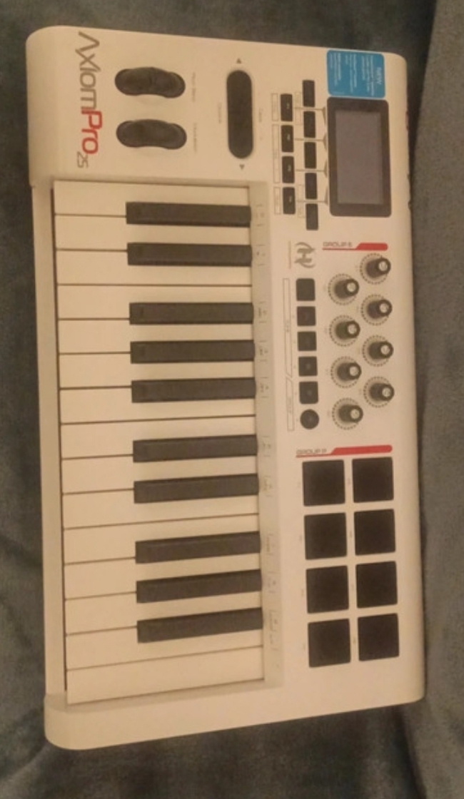 Vends axiom pro 25 (2009)