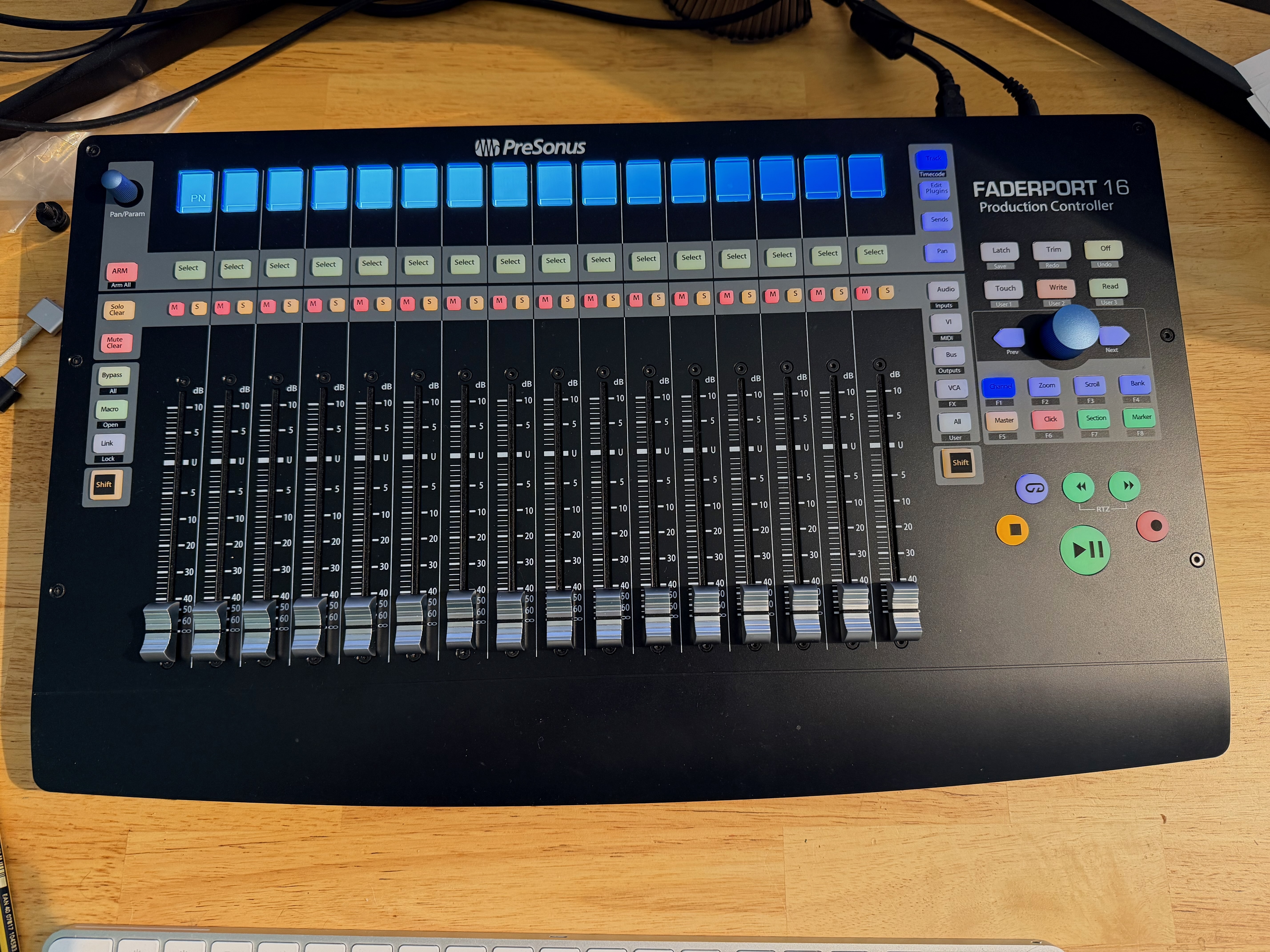 PreSonus FaderPort 16 + Decksaver – État neuf