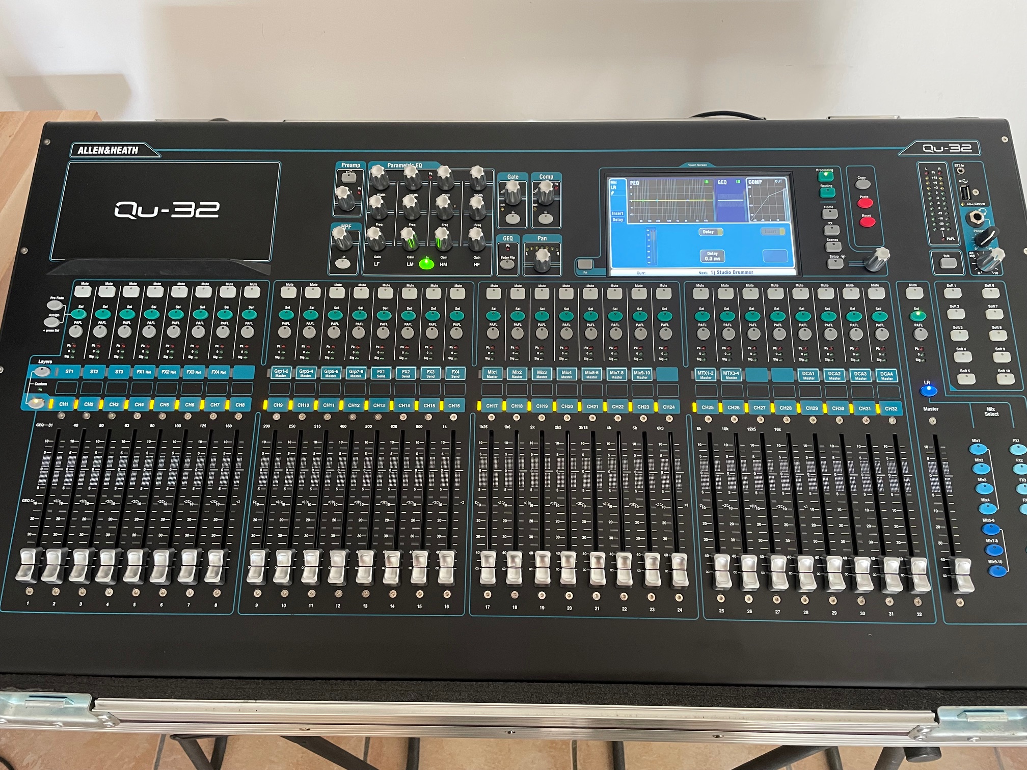 Table de mixage Allen and Heath QU32 chrome édition + boitier scène AR2412