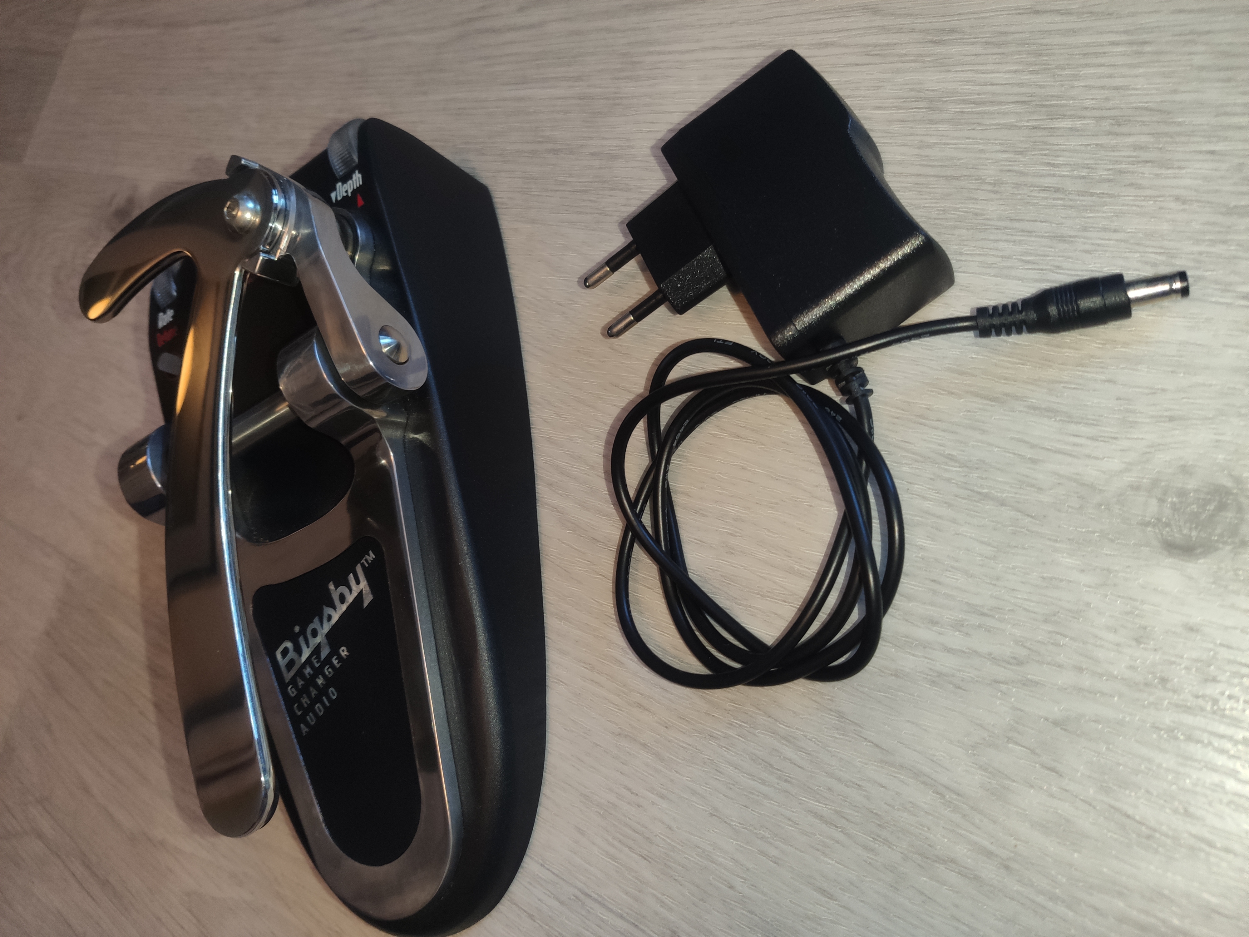  Pédale Bigsby Gamechanger Audio avec adaptateur