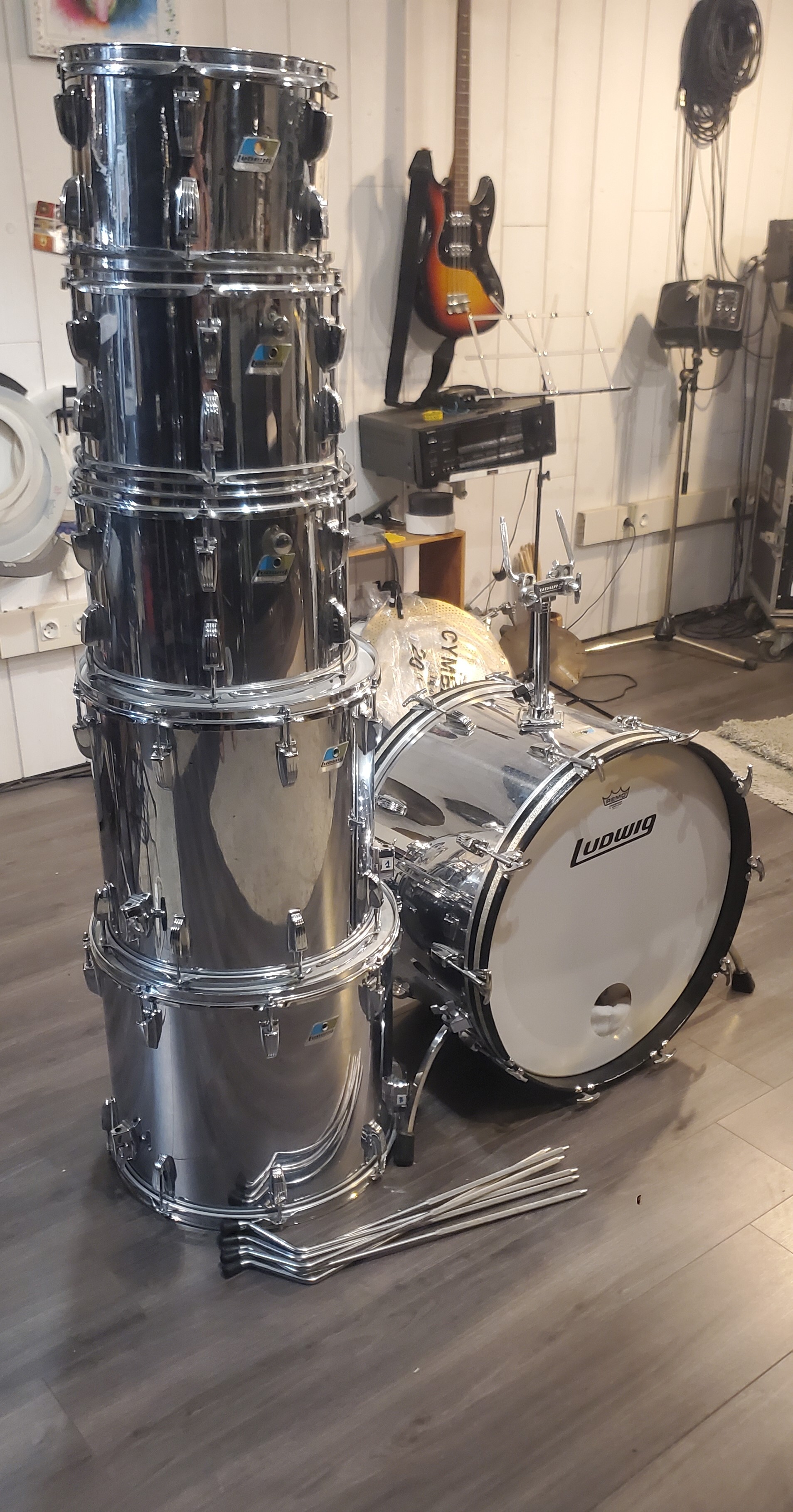 6 FUTS LUDWIG “MONSTER-KIT” ANNEES 80 LUDWIG MAPLE « CHROME OVER WOOD » 1980 (BLUE / OLIVE BADGE) : 