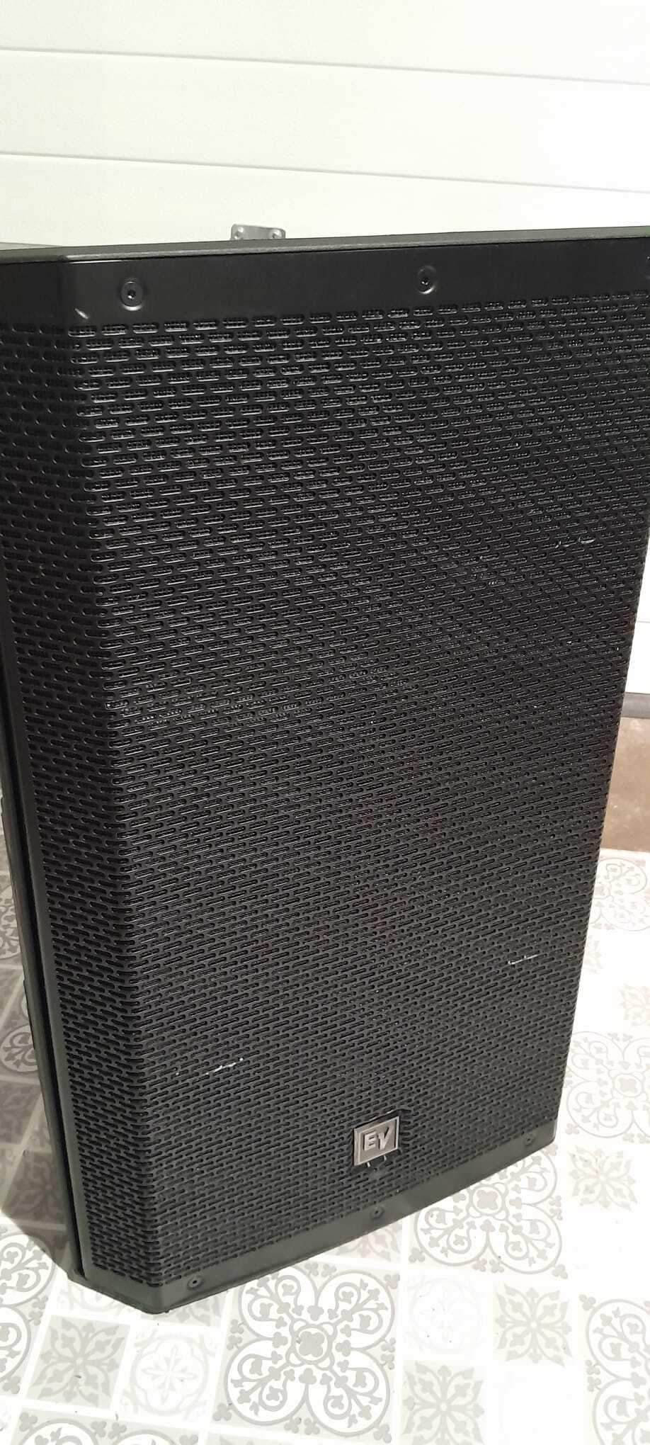 Vends Enceinte Electro-Voice ZLX 15P avec housse de protection.