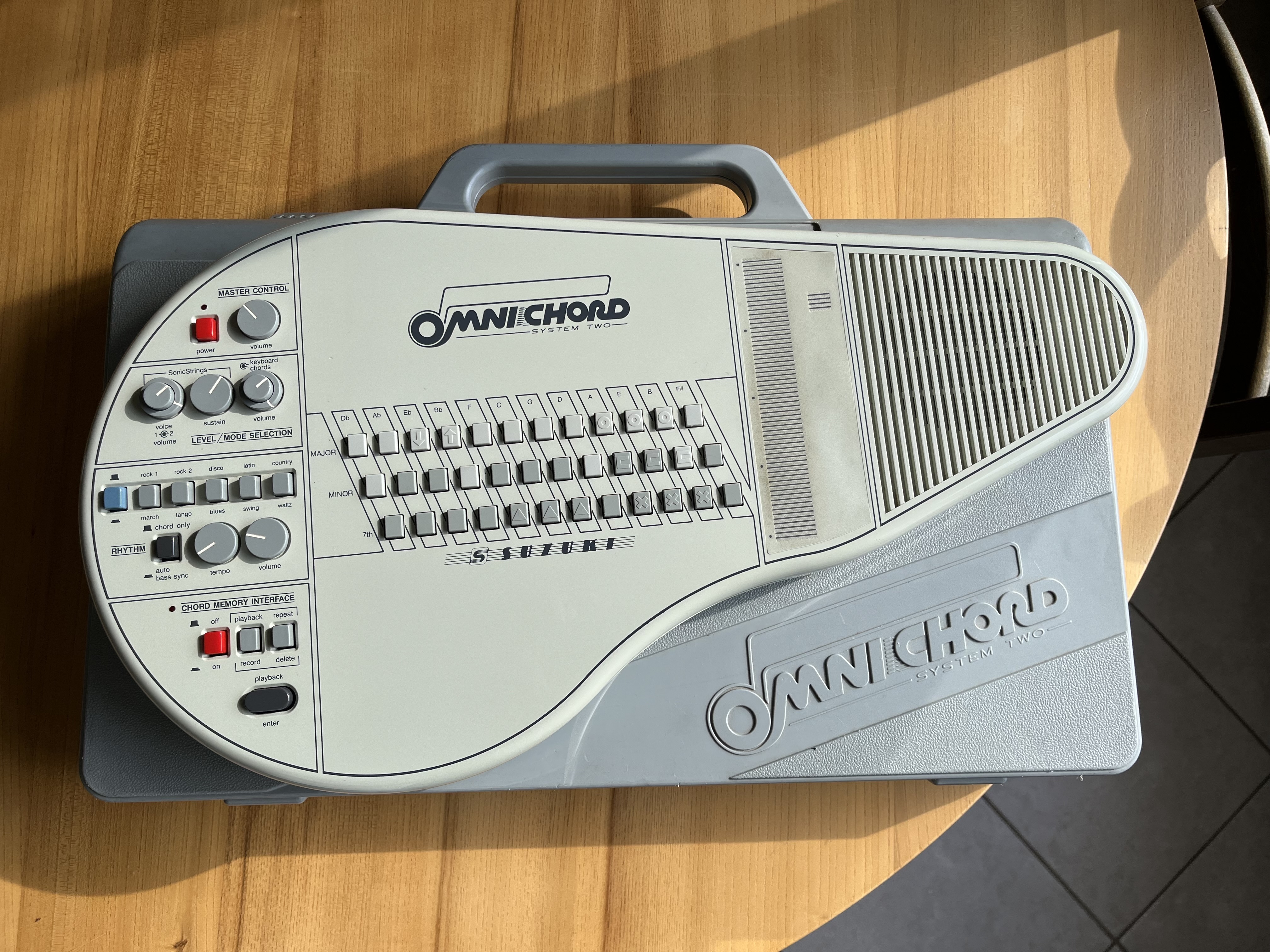 Omnichord OM-84 + valise – Excellent état