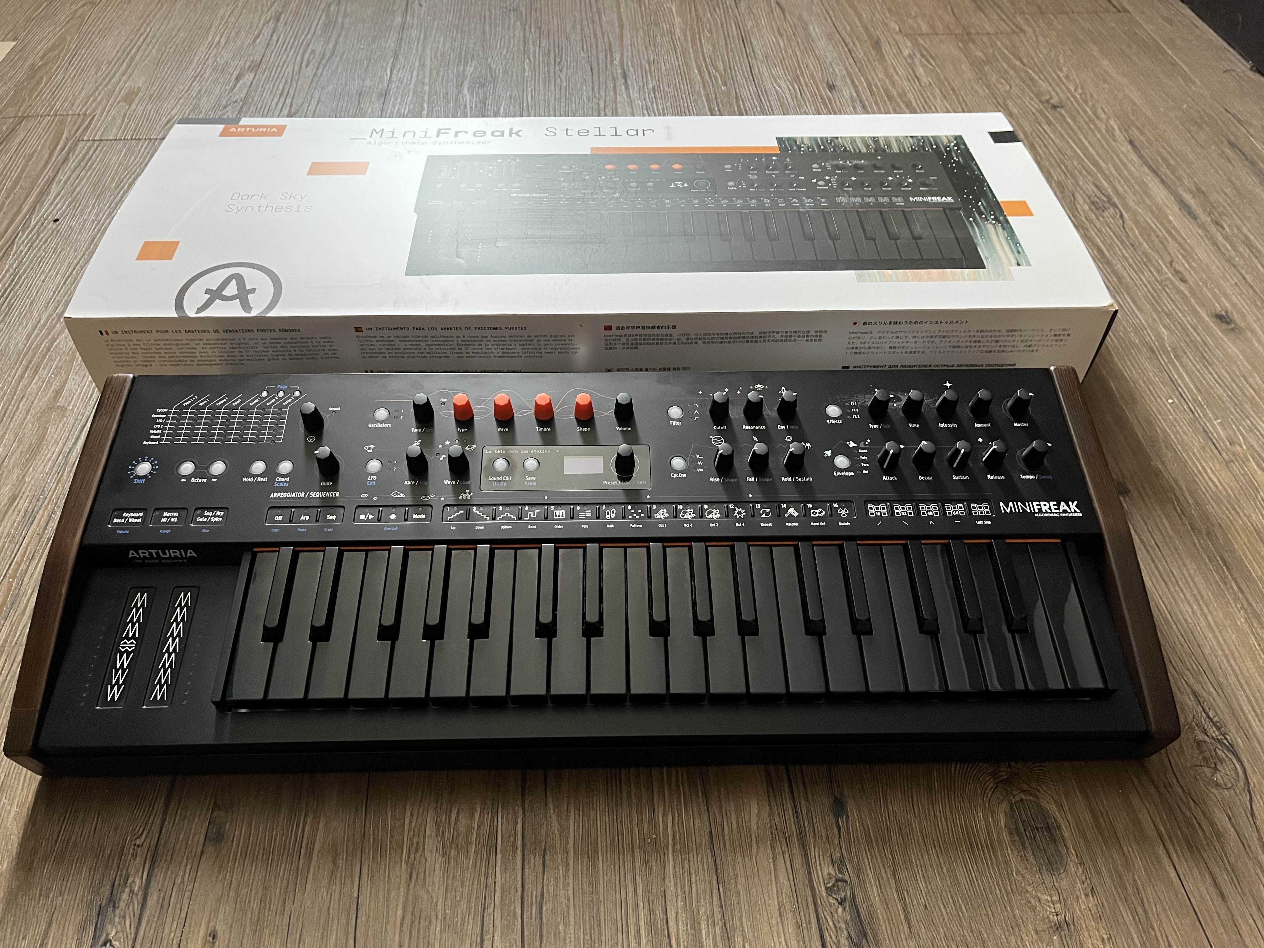 Vends Arturia Minifreak Edition Stellar sous garantie, flancs en bois, avec licence MiniFreak V
