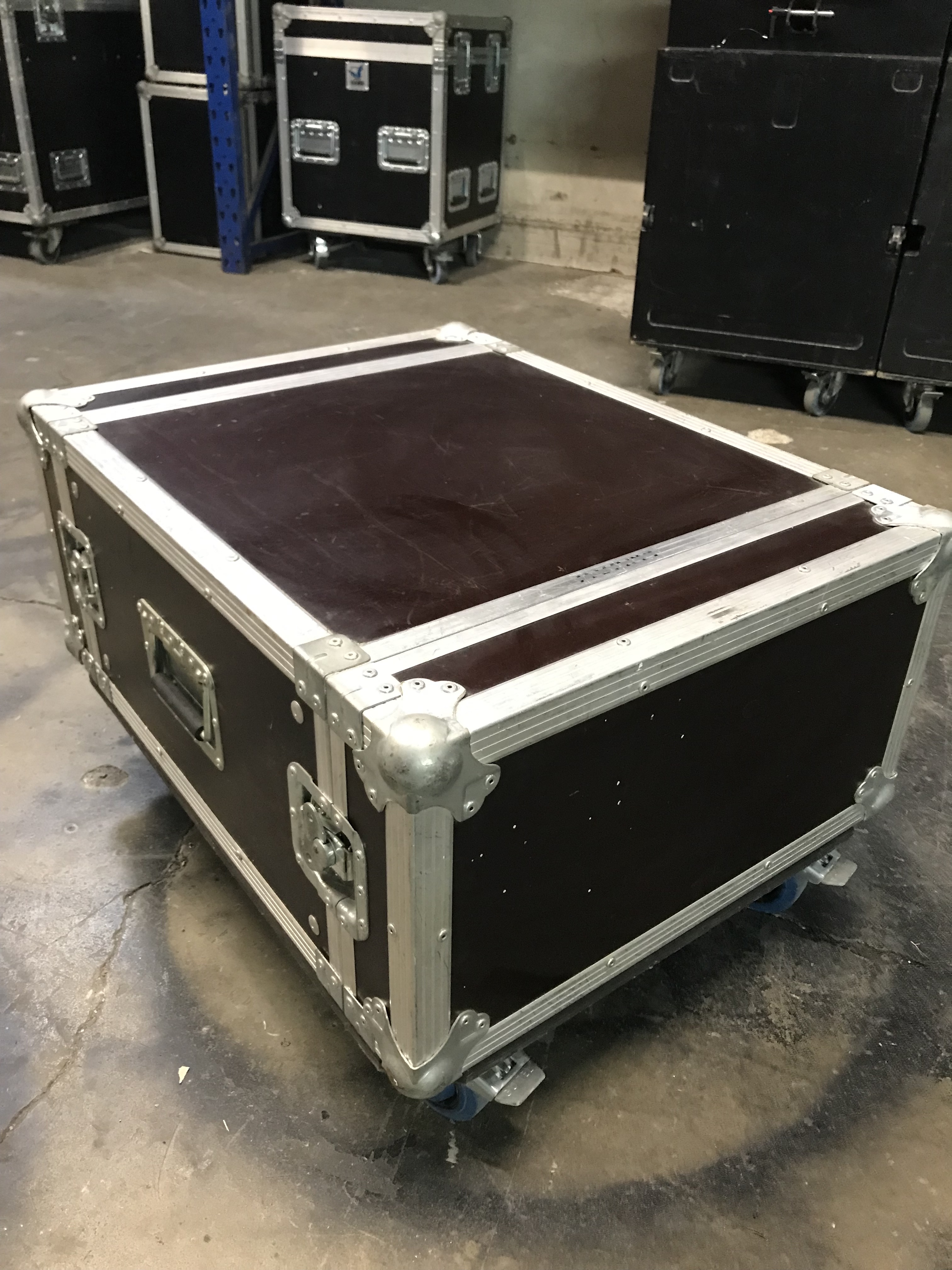 Vends rack 19"/8U sur plateau roulettes