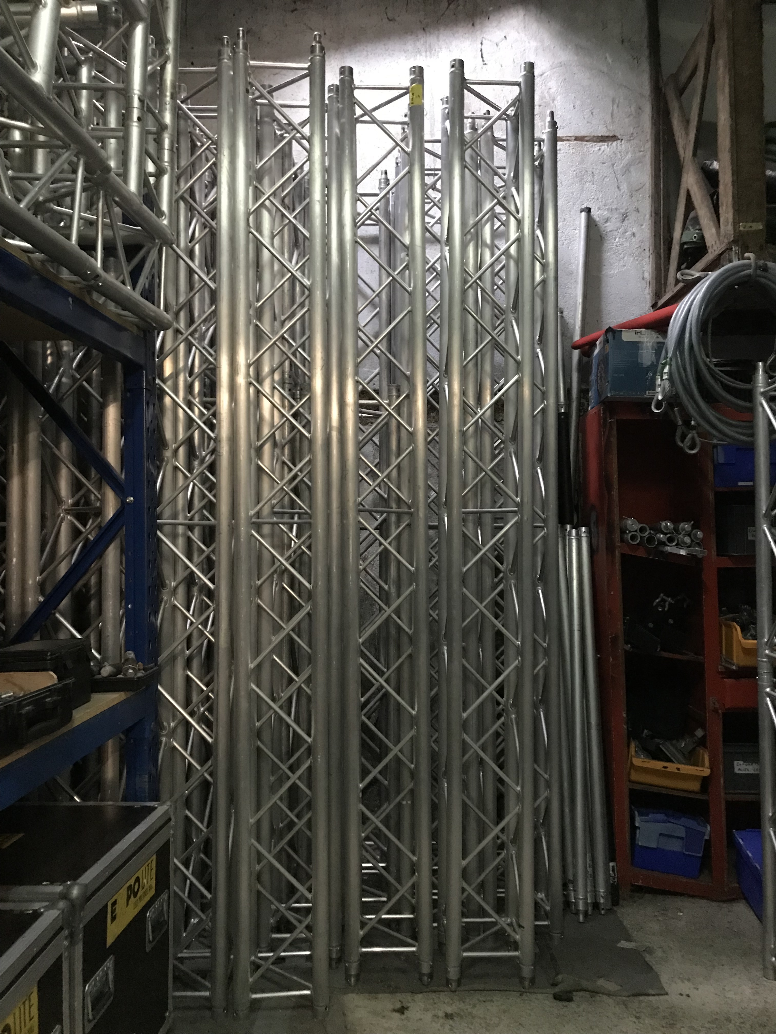 Vends structures carrées 290mm/long 3m