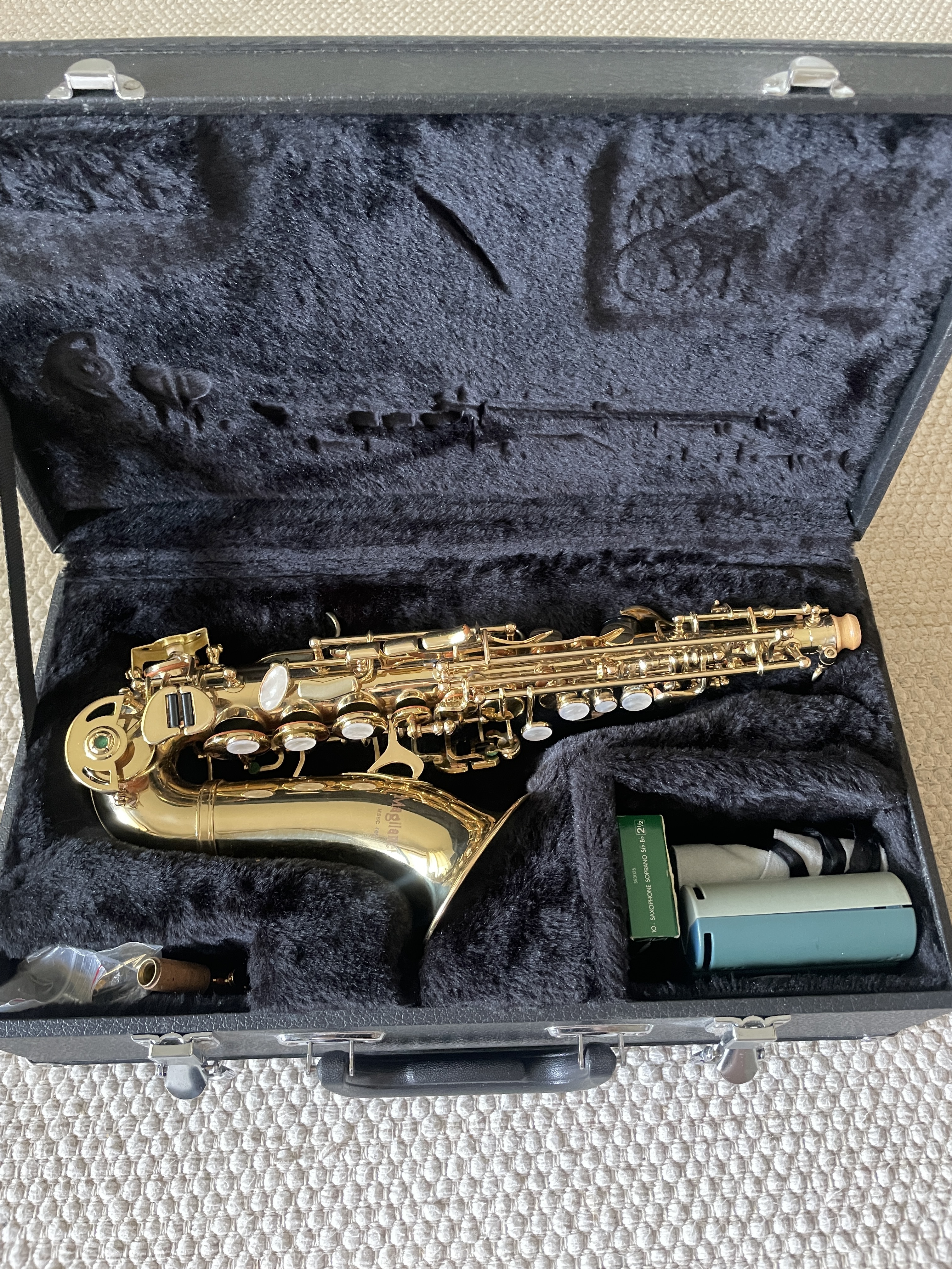 Saxophone soprano courbe Magilanck – Petites mains – Étui + accessoires