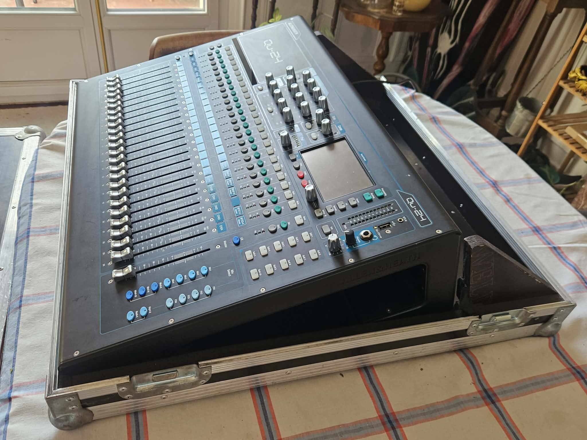 Allen & Heath Qu-24 Chrome + Flight Case + Housse + Lampe
