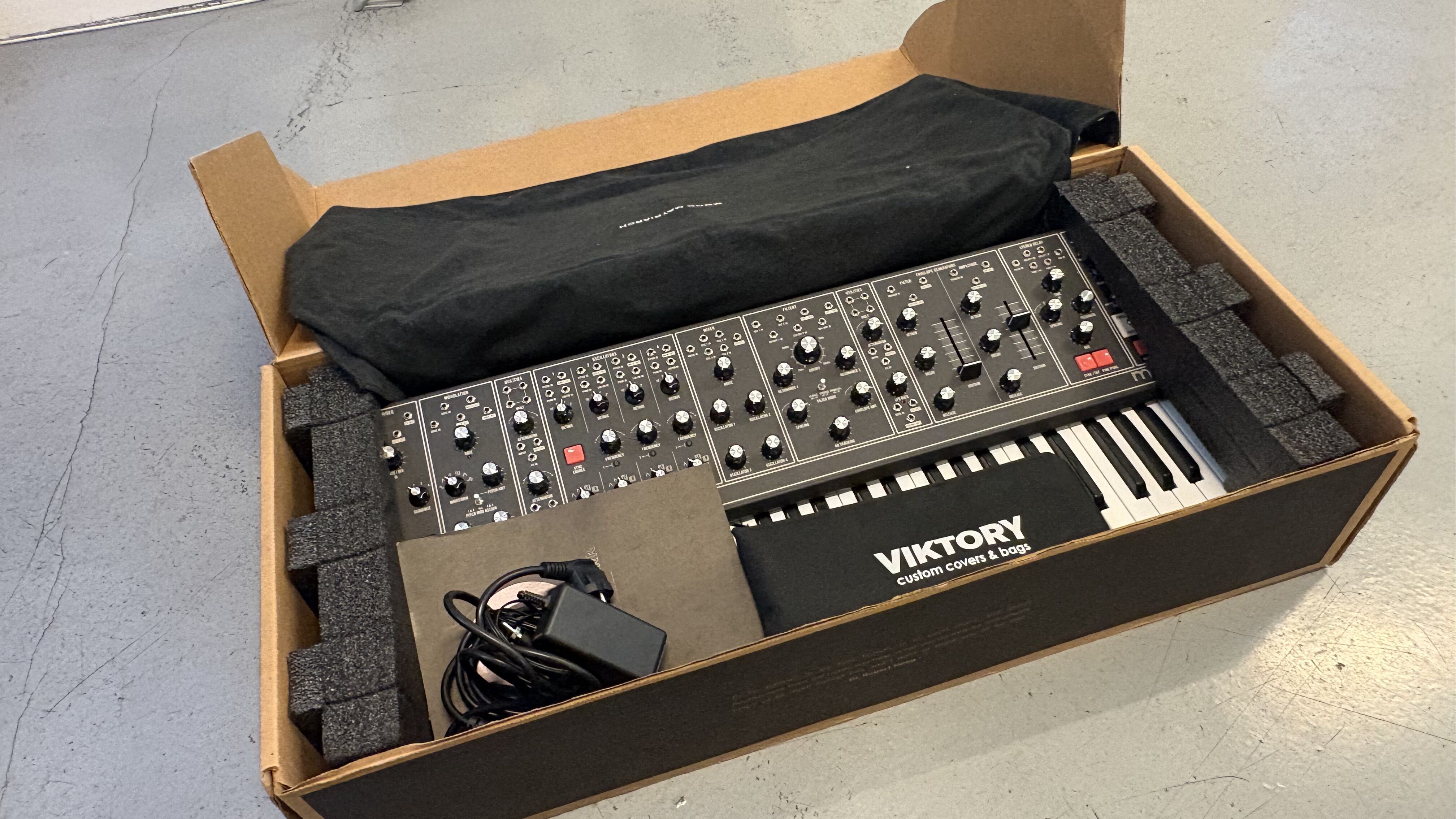 Moog Matriarch DARK — Synthétiseur semi-modulaire analogique