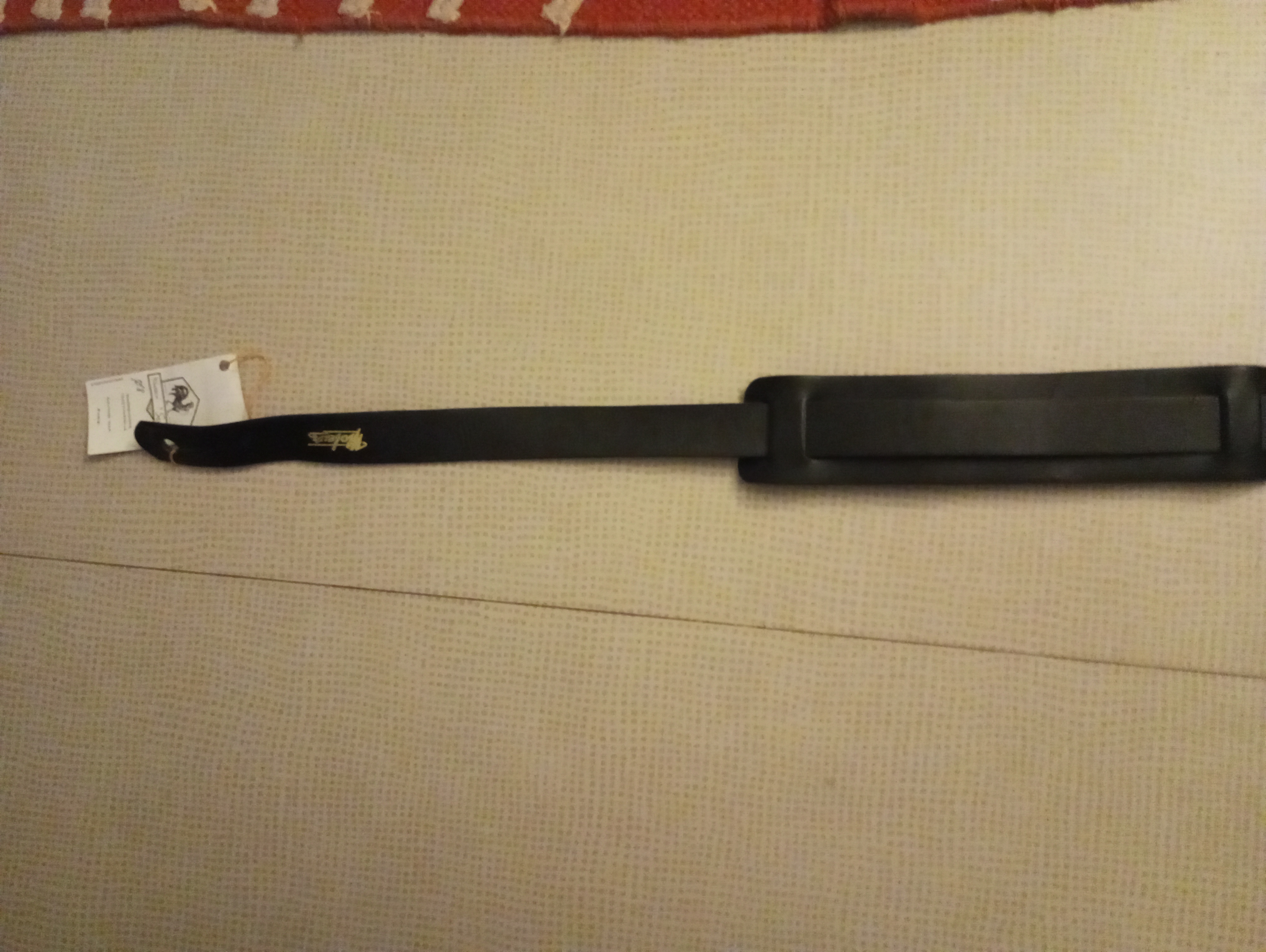 Vends sangle pour guitare ou basse, en cuir, de marque Moteurs, peu servi.
