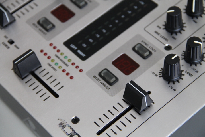 Vends mixer dj BEHRINGER VMX100