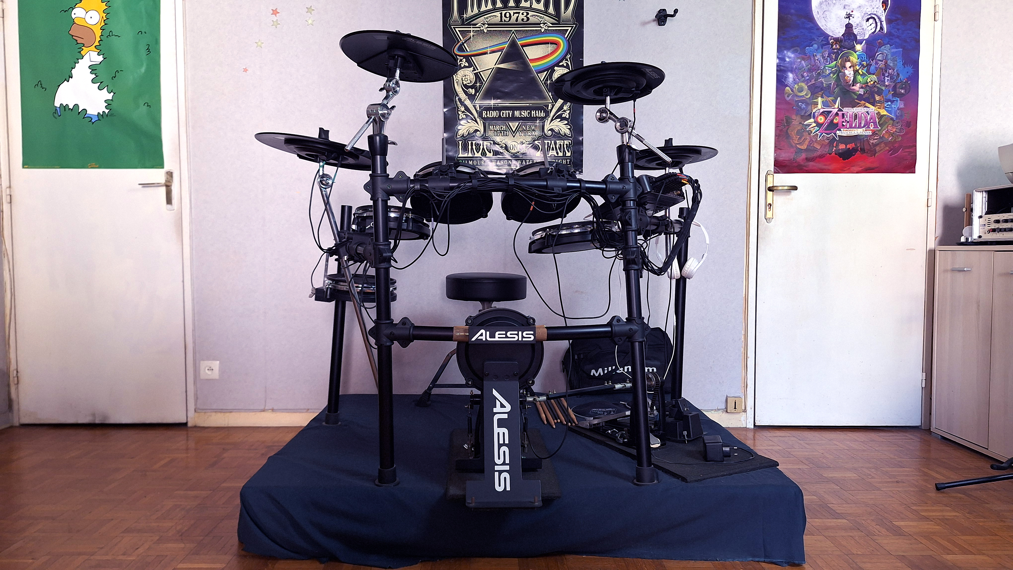 Batterie Pro Electronique Maillée Alesis DM 10 + double pédale + siège + baguettes