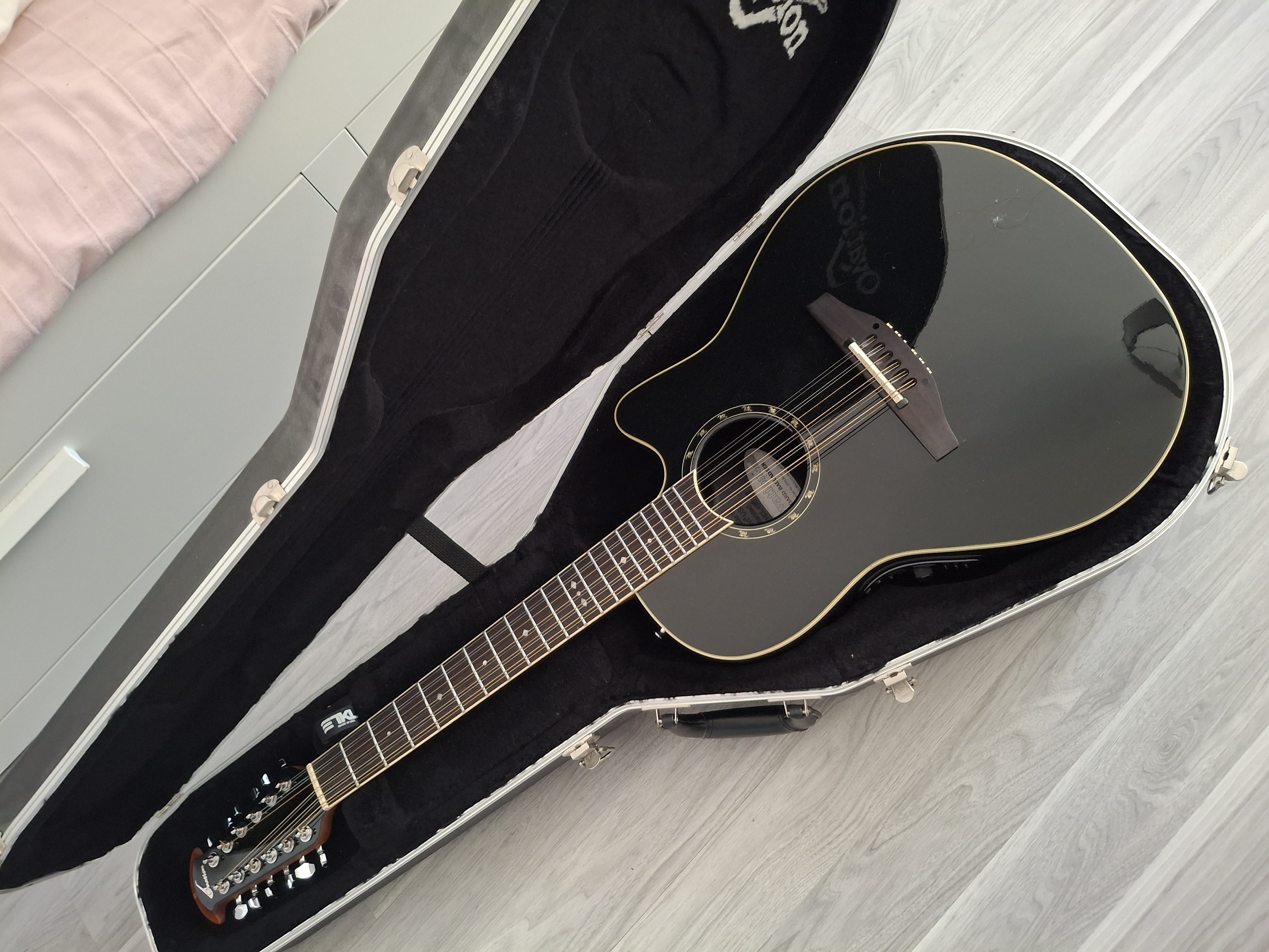 Ovation 12 cordes
