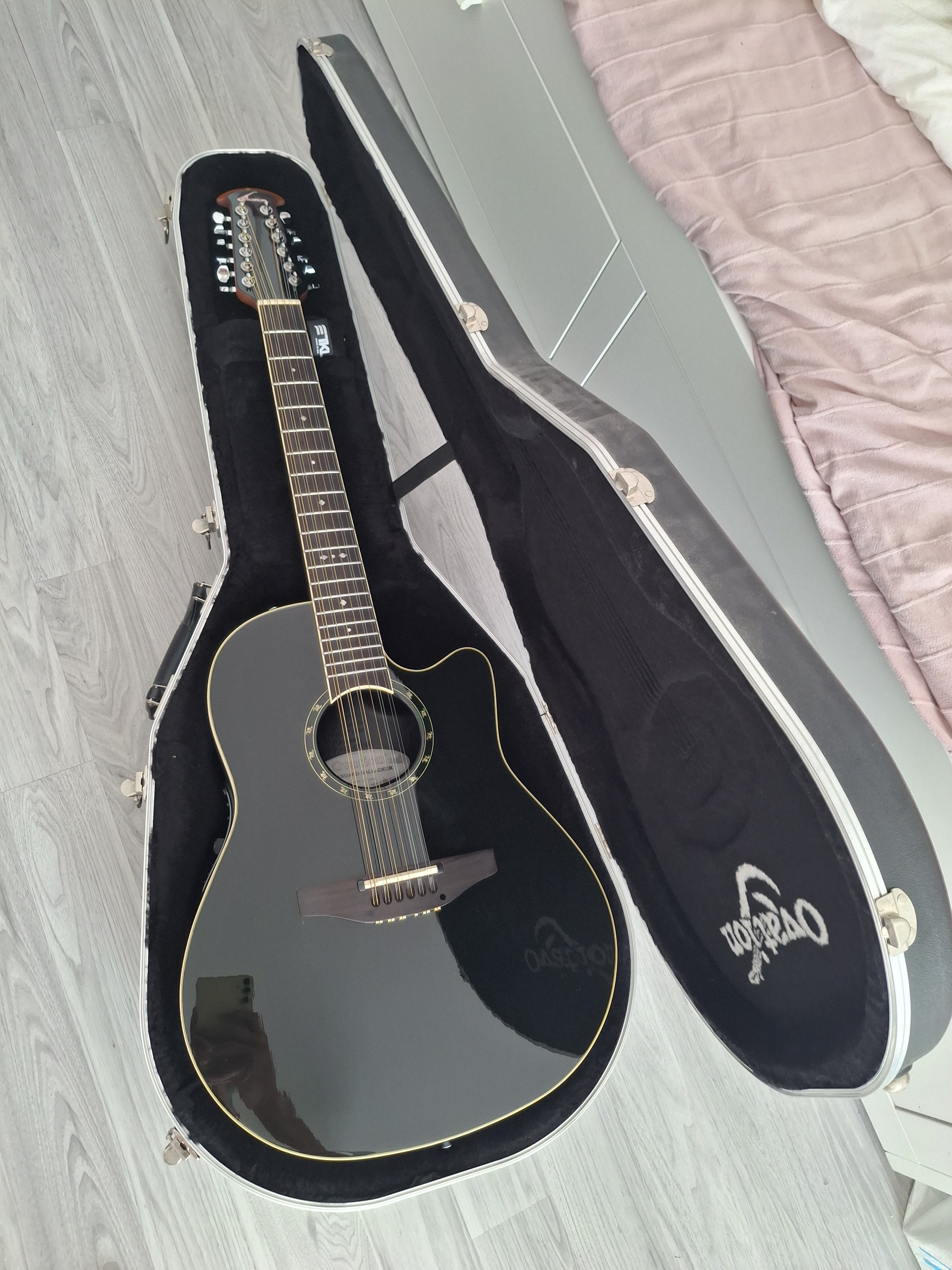 Ovation 12 cordes