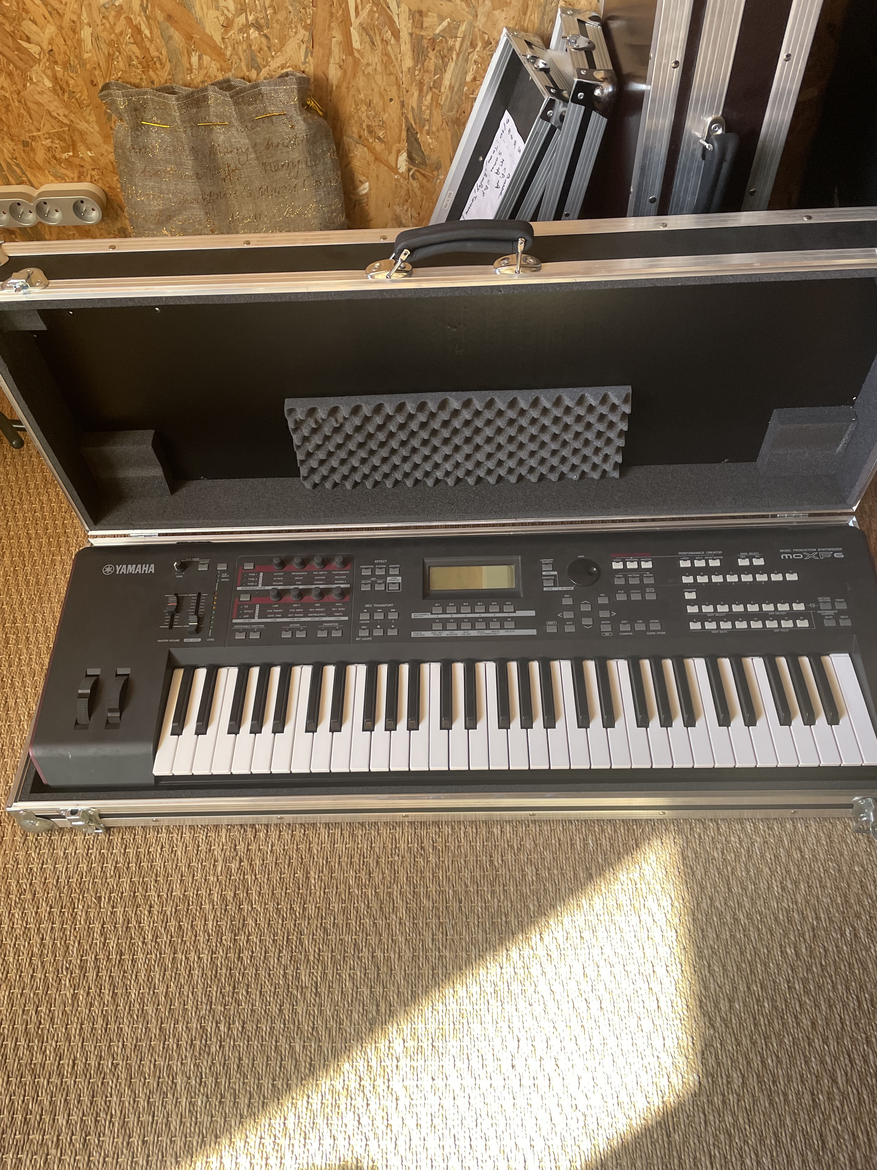 Yamaha moxf6 et flight case 