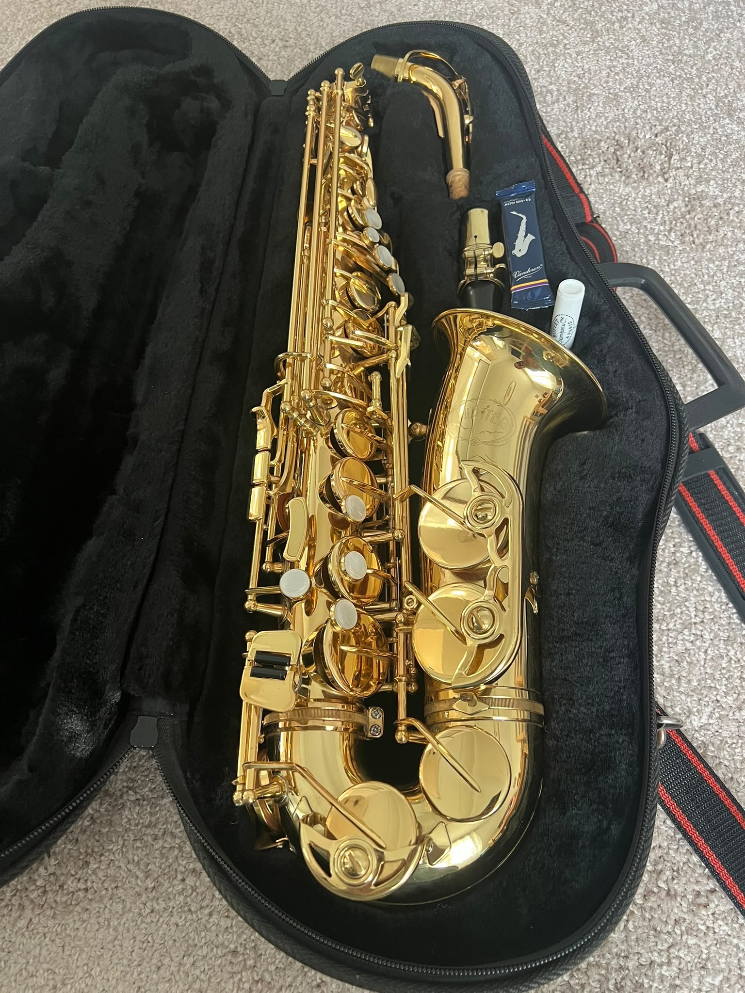 Saxophone alto Jupiter JAS-567-565 + bec Selmer S80 C* + étui