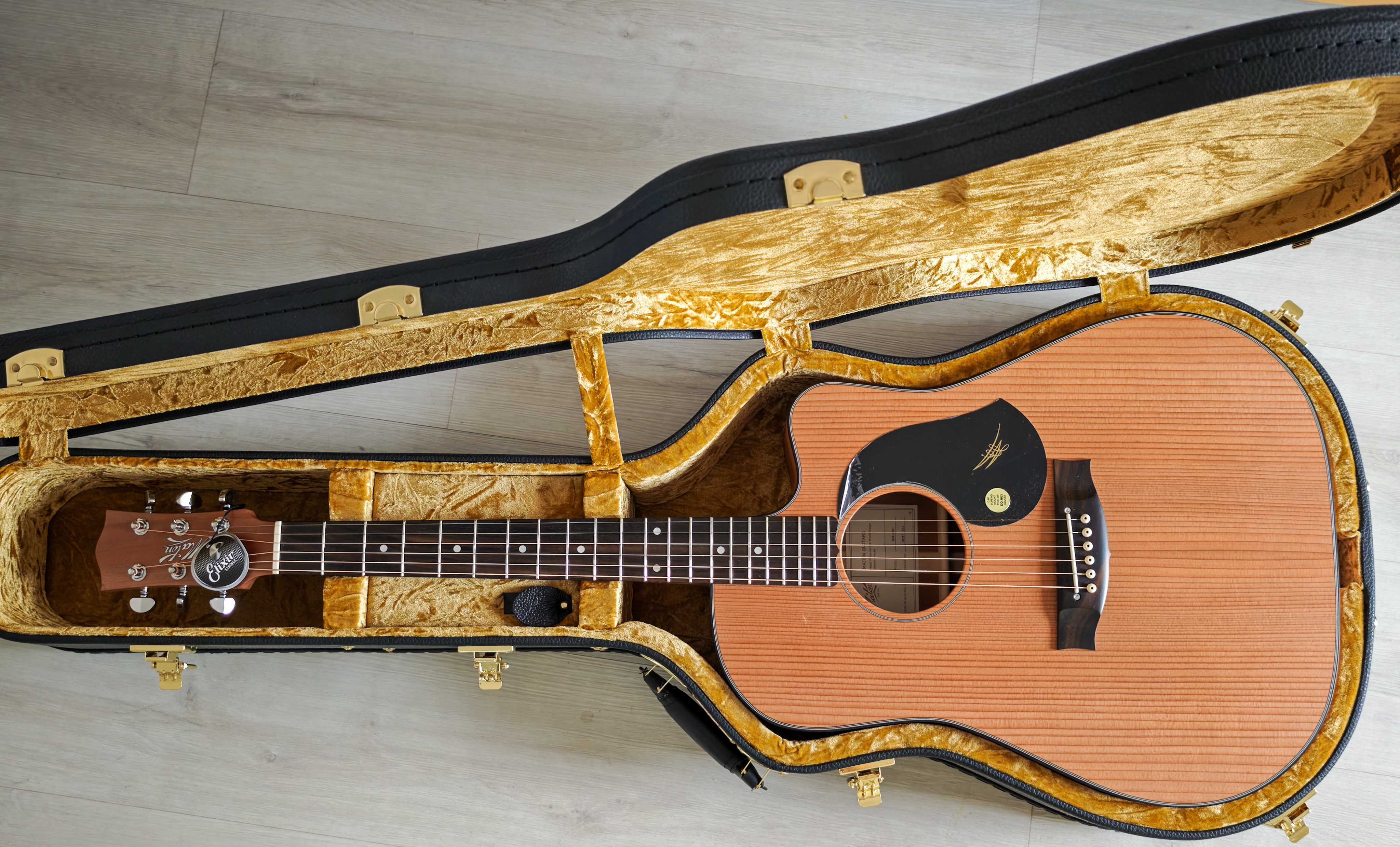 Je vends cette magnifique guitare folk électro-acoustique Maton Redwood