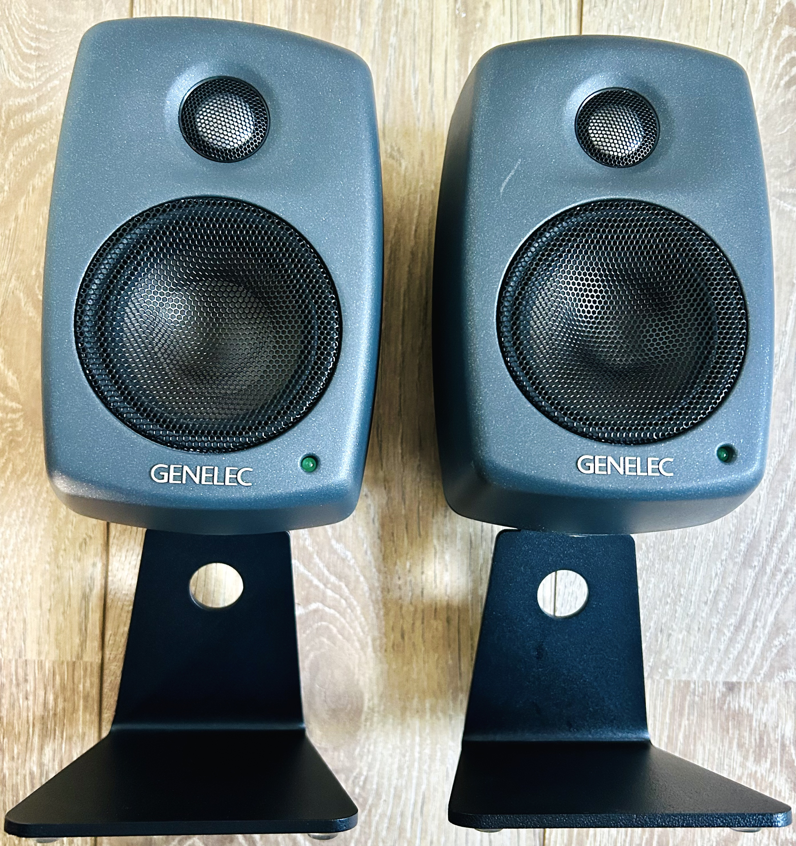 Moniteurs studio Genelec 8010A + pieds Genelec Z8010-320B