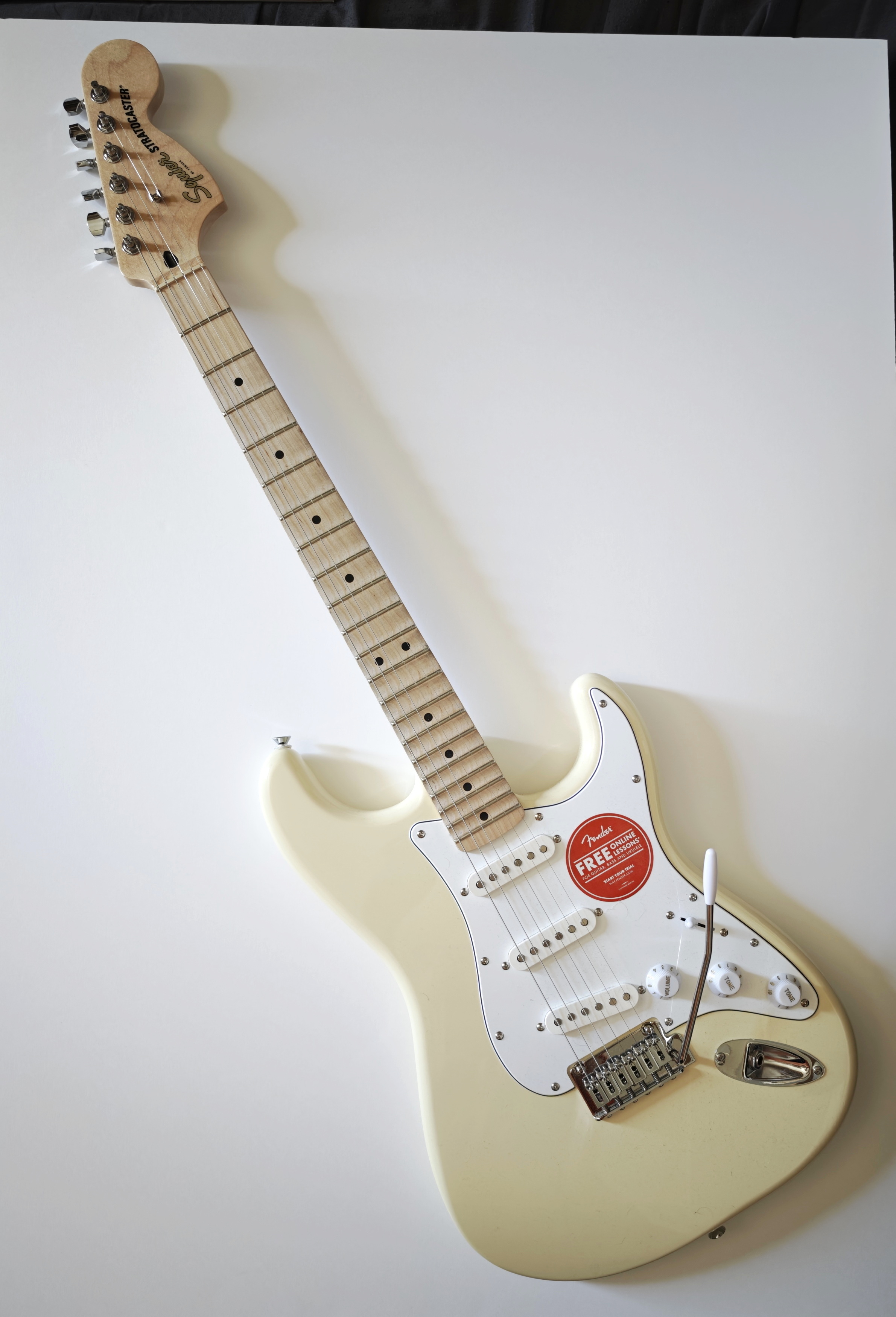 Vends Fender Squier Affinity Stratocaster neuve Olympic white avec scallopage progressif type Ritchie Blackmore - 