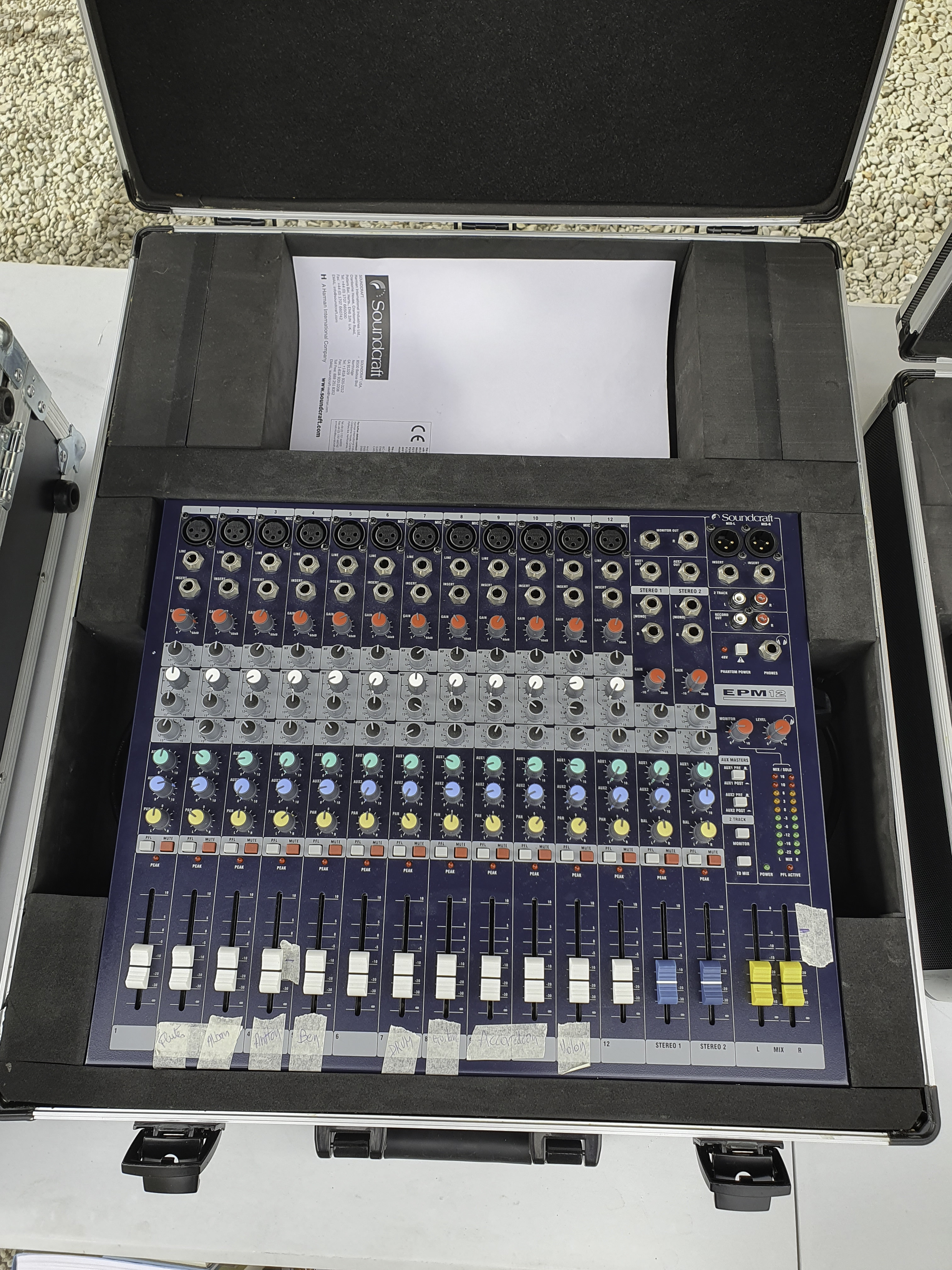 Vends Soundcraft EPM12 d'occasion dans son flight case