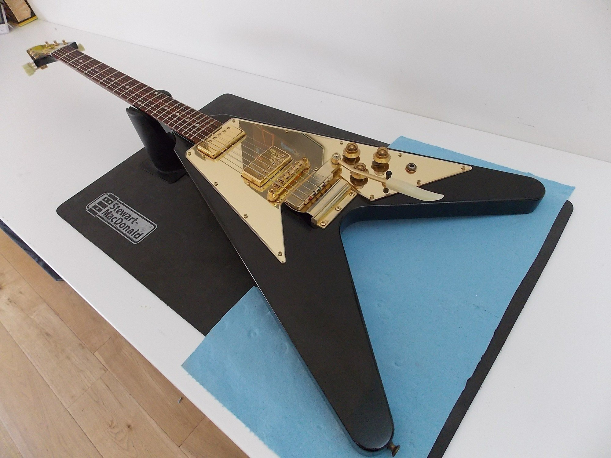 Vends Gibson Custom Shop Lenny Kravitz ’67 Flying V – 032/125