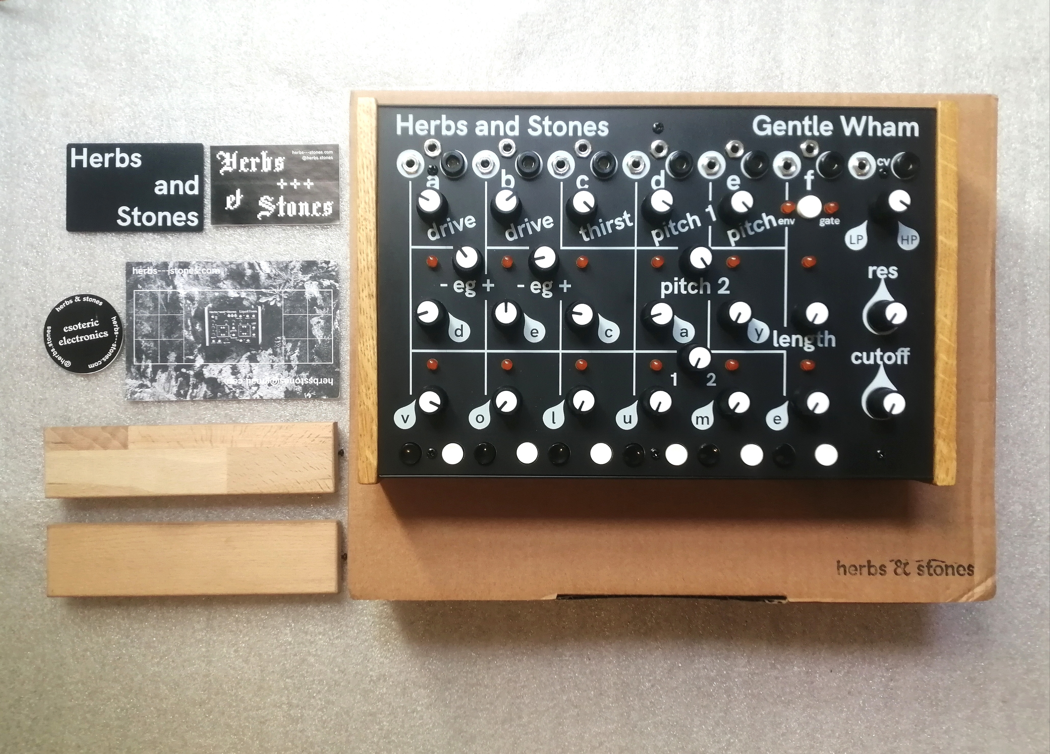 Vends GENTLE WHAM synthétiseur de percussion analogique neuf sous garantie, complet boîte d'origine, + flancs en chêne 