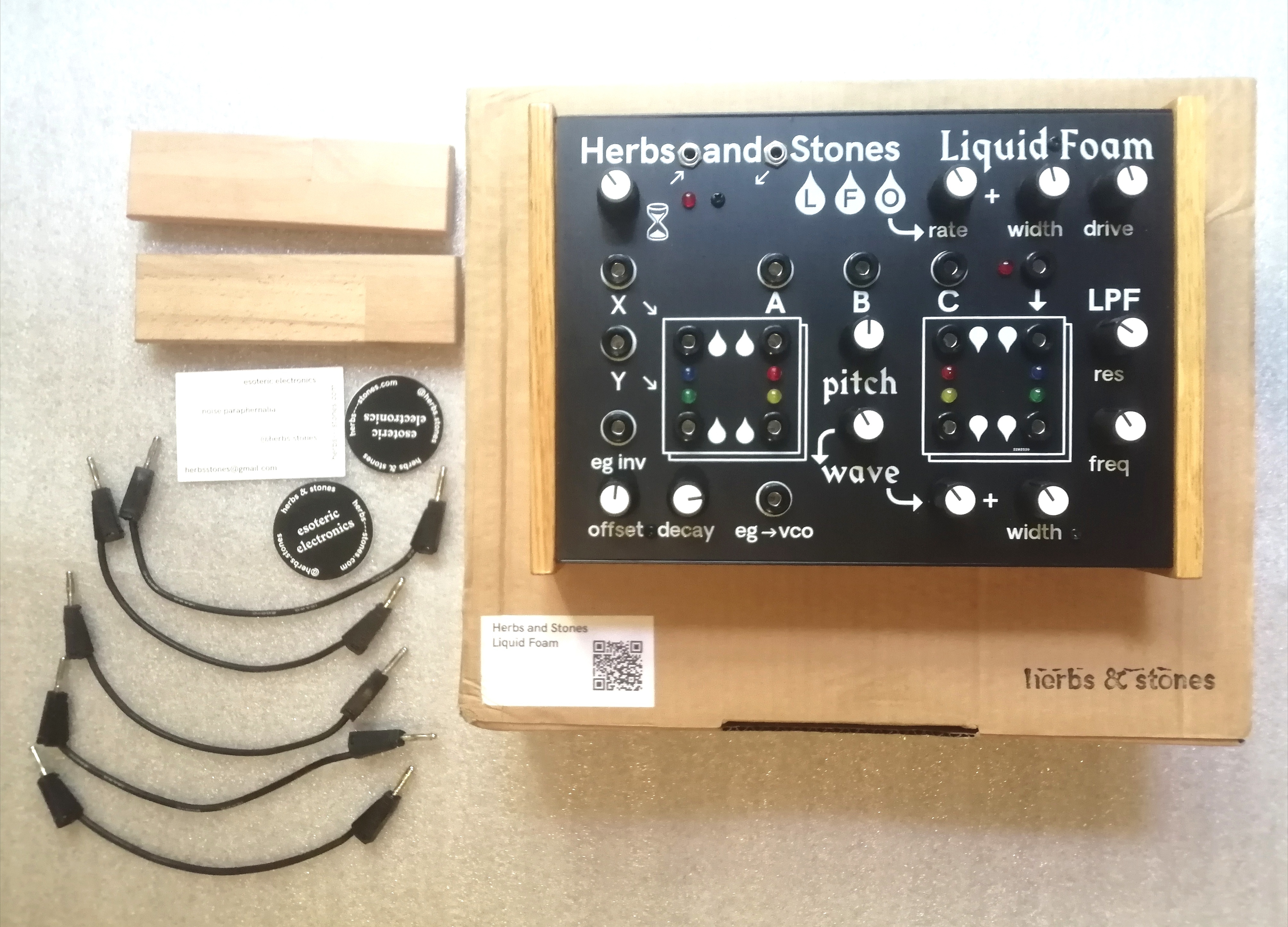 Vends LIQUID FOAM Neuf sous garantie synthétiseur analogique bassline acid TB303, complet boîte d'origine + flancs en chêne 