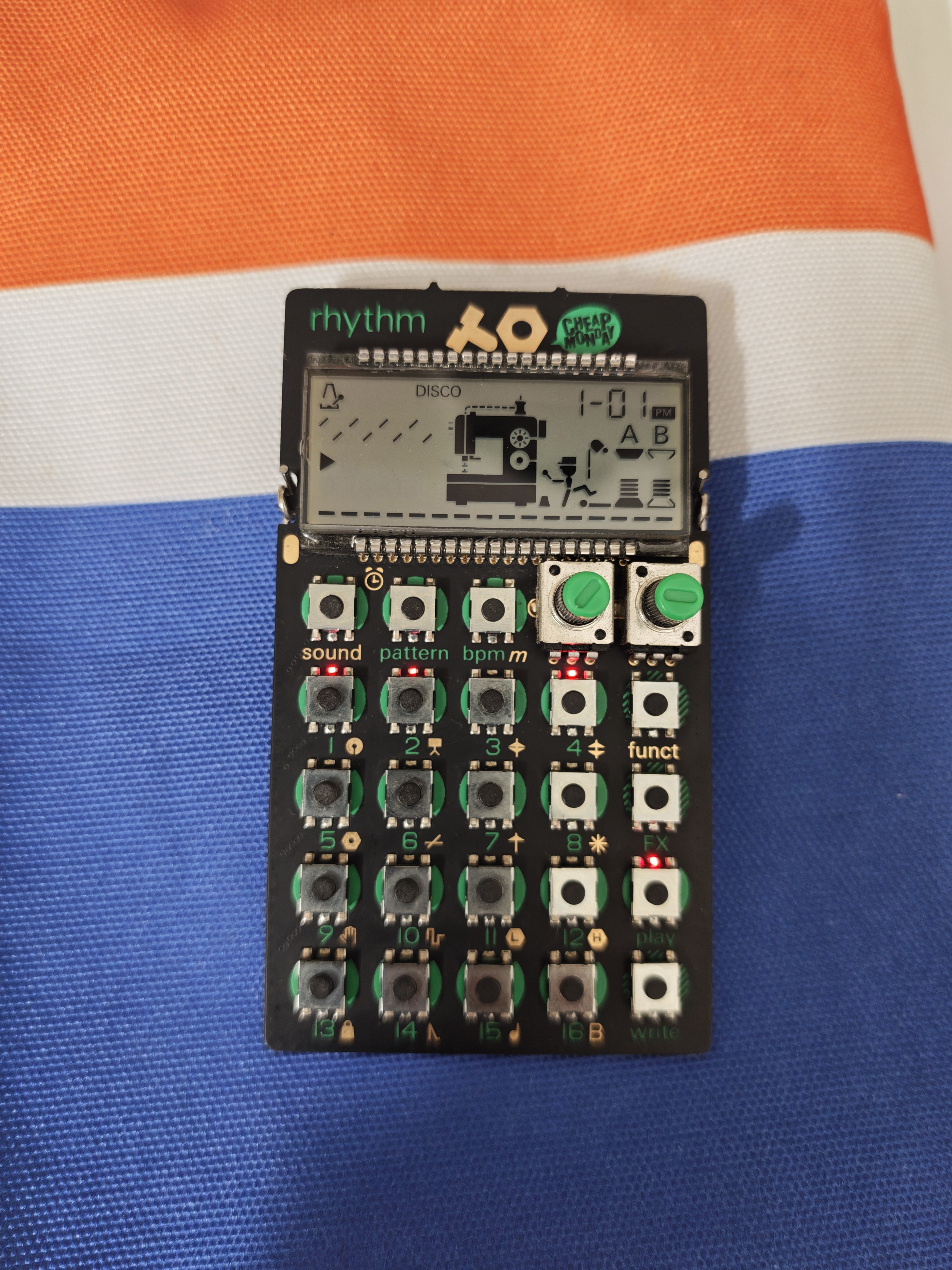 vends Teenage Engineering PO-12 Rhythm 