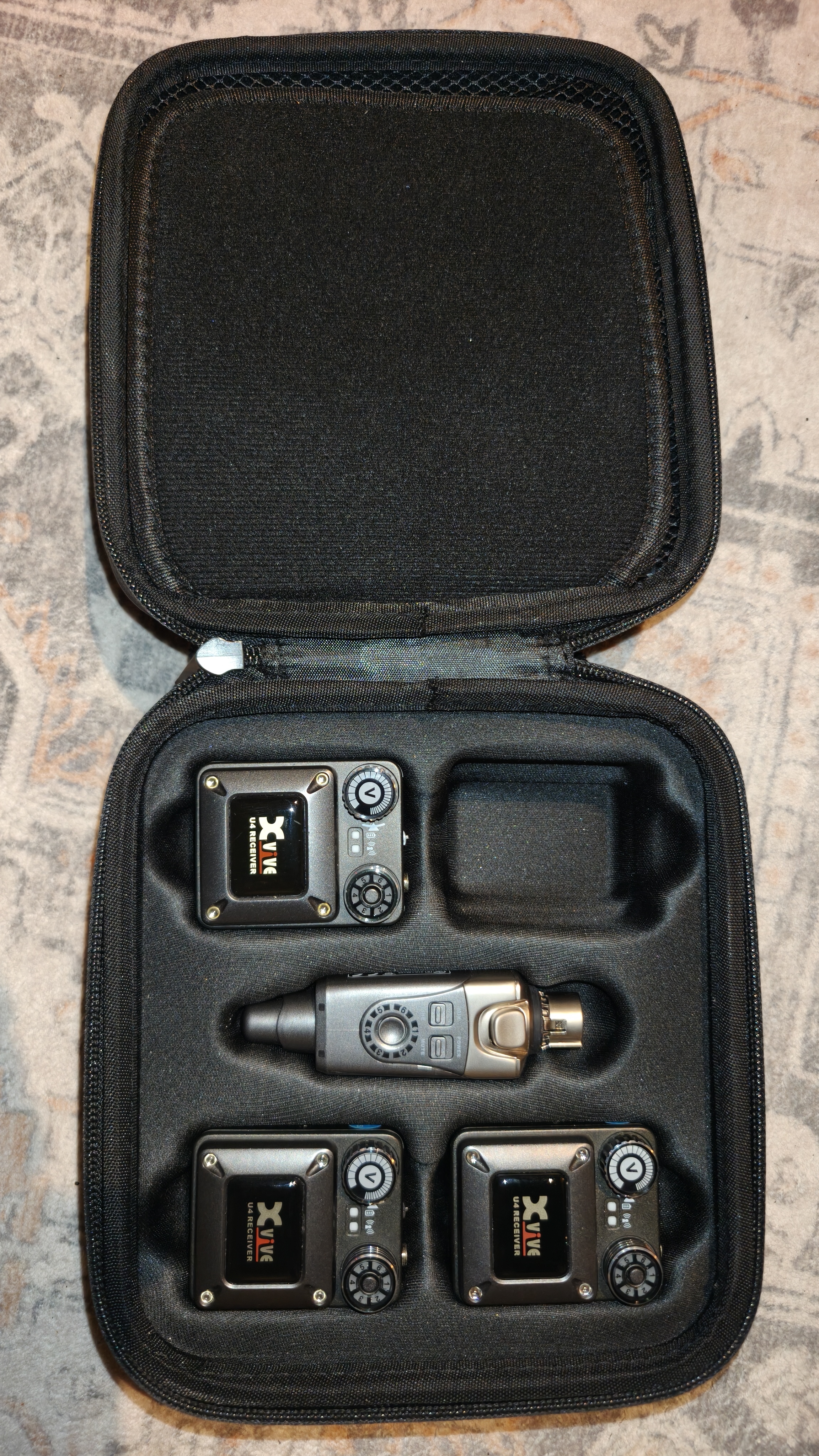 Xvive U4 bundle - 1 émetteur + 3 récepteurs in ear monitor