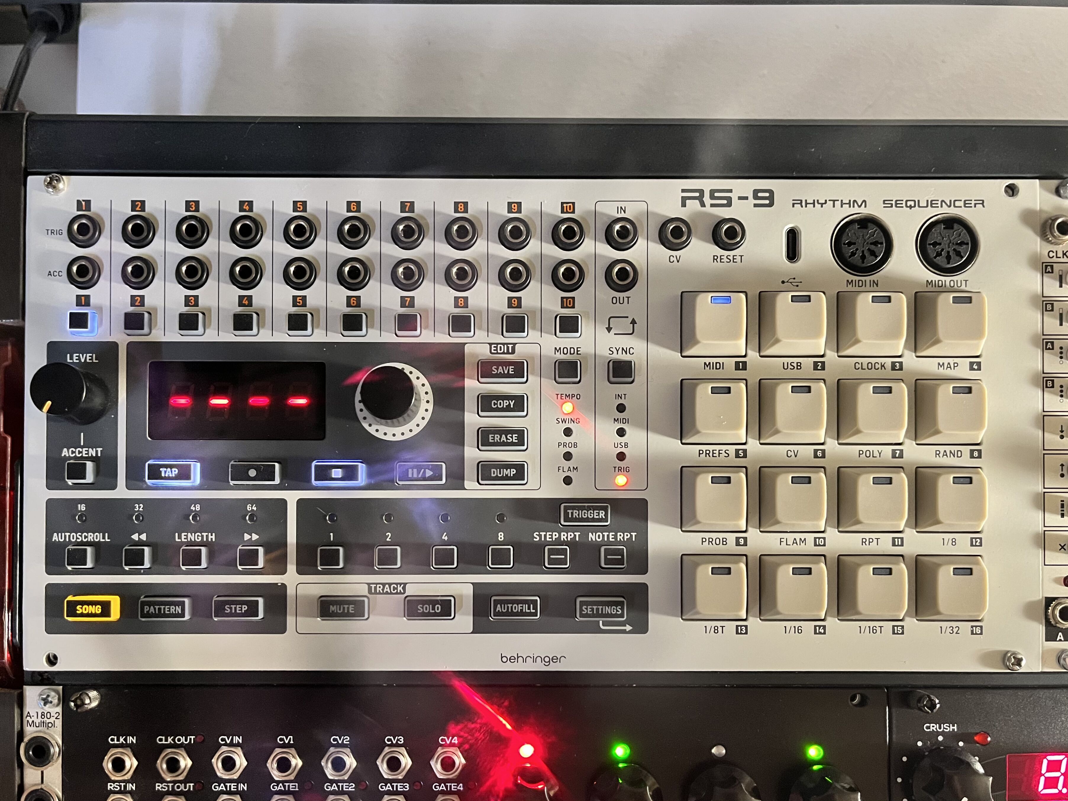 Behringer RS-9