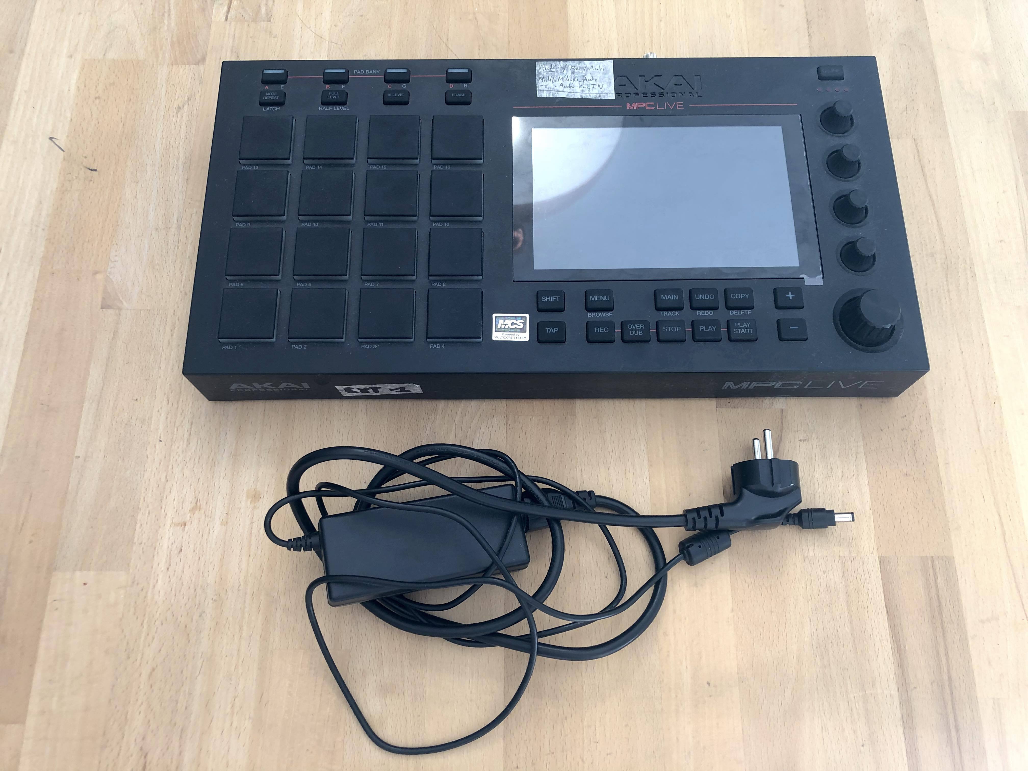 Akai MPC LIve + SSD 256gb + Carte SD 16gb