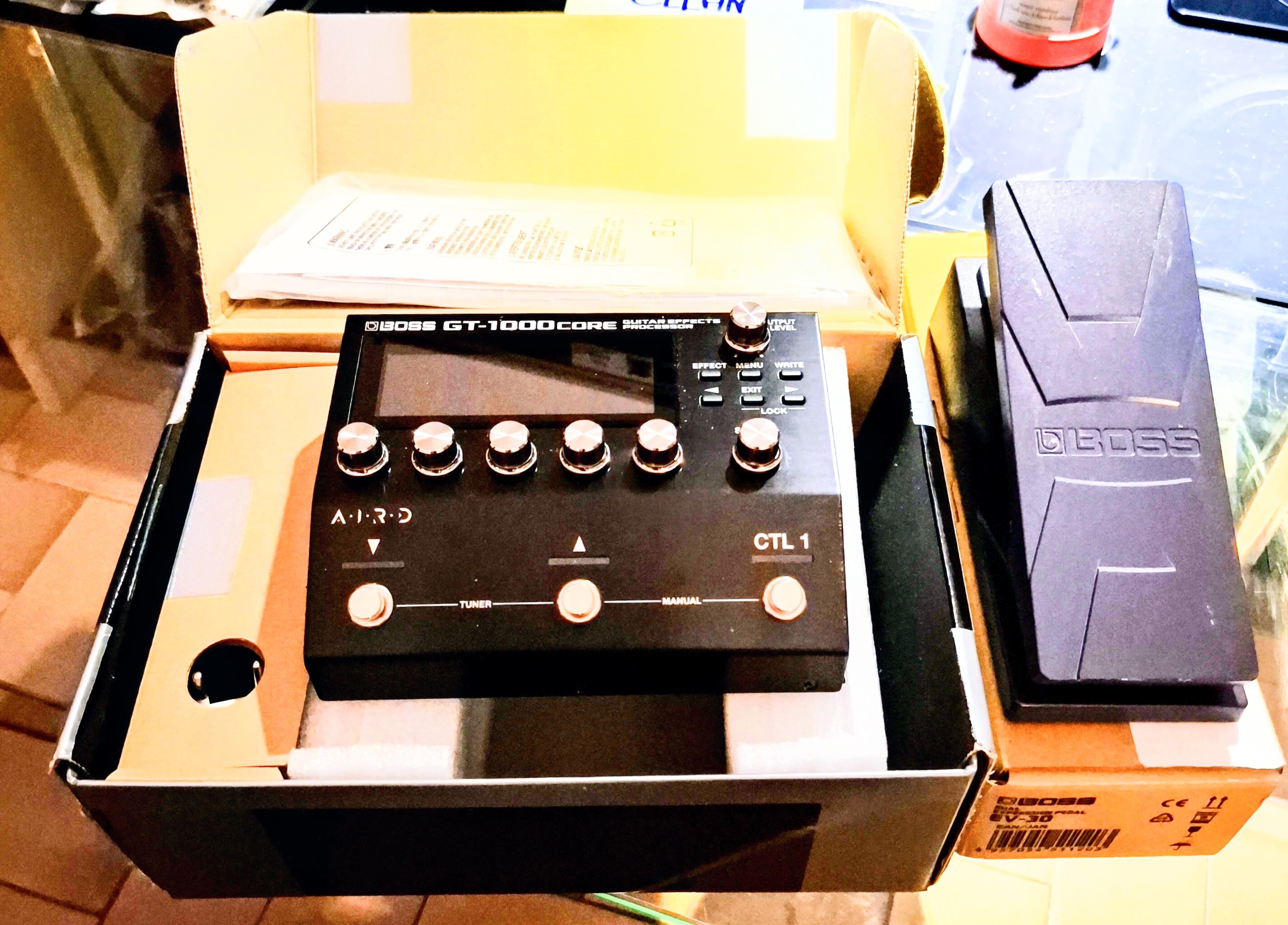 BOSS GT 1000 CORE ET BOSS EV 30 
