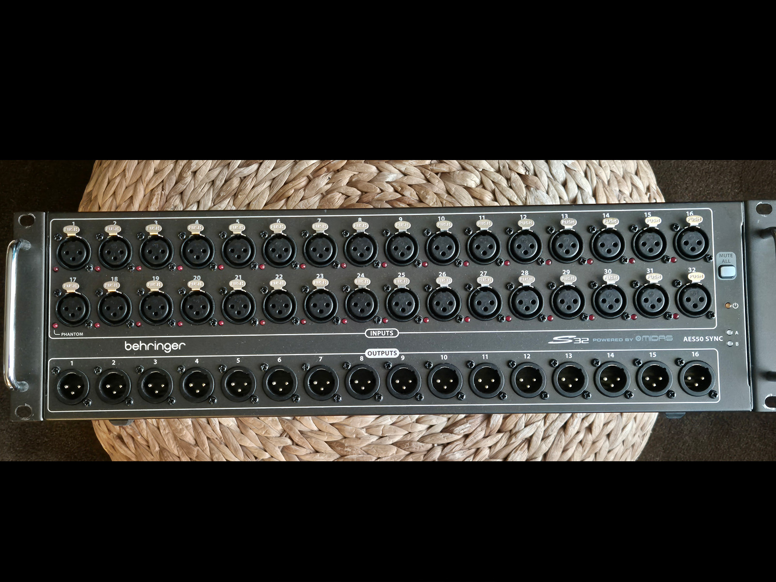 Behringer S32