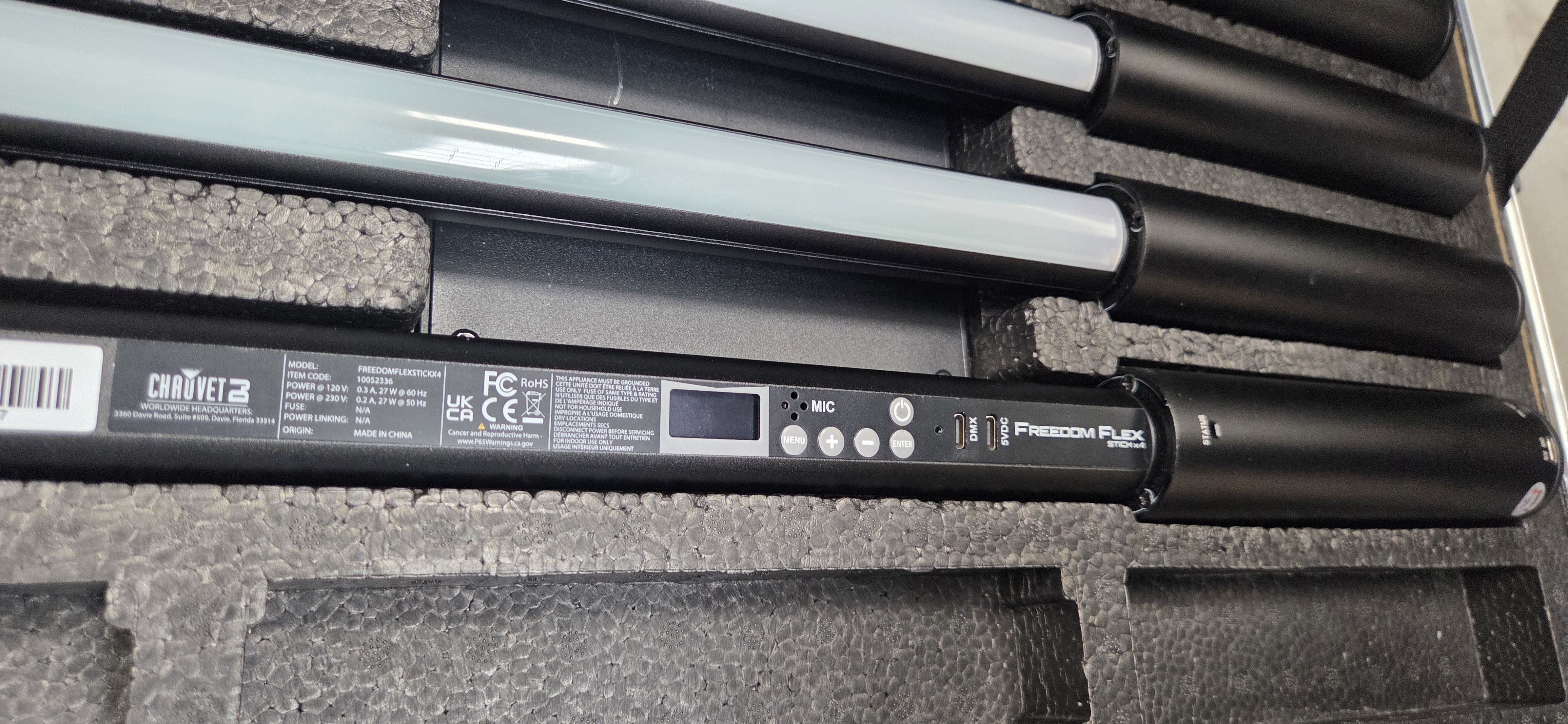 Lot de 12 Tubes LED Chauvet DJ Freedom Flex Stick + 4 Flight Cases