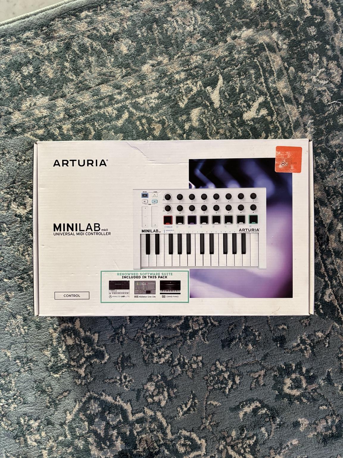 Vends Arturia MiniLab mkII blanc – clavier maître MIDI avec boîte