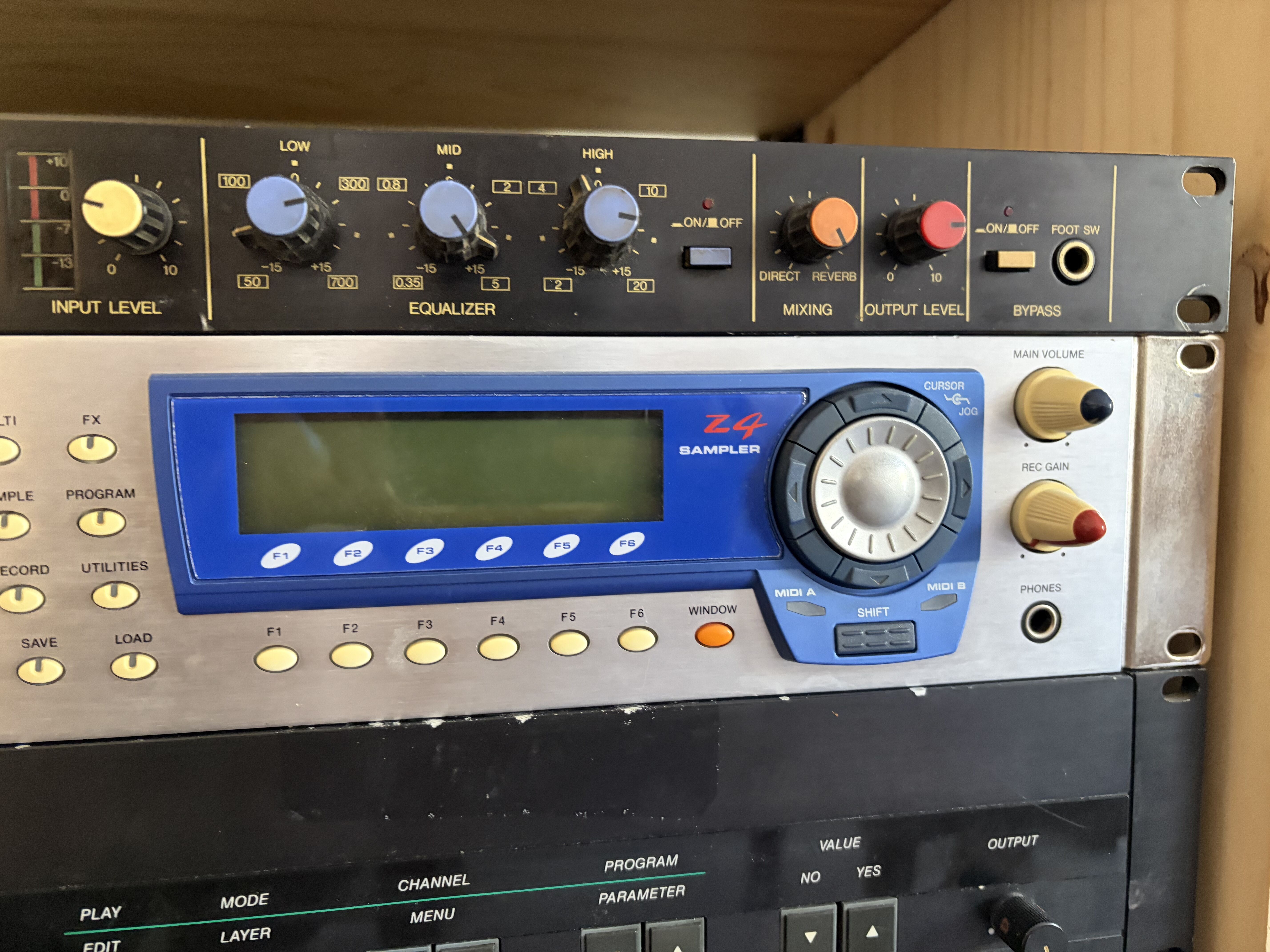 Akai Professional Z-4 (1244)