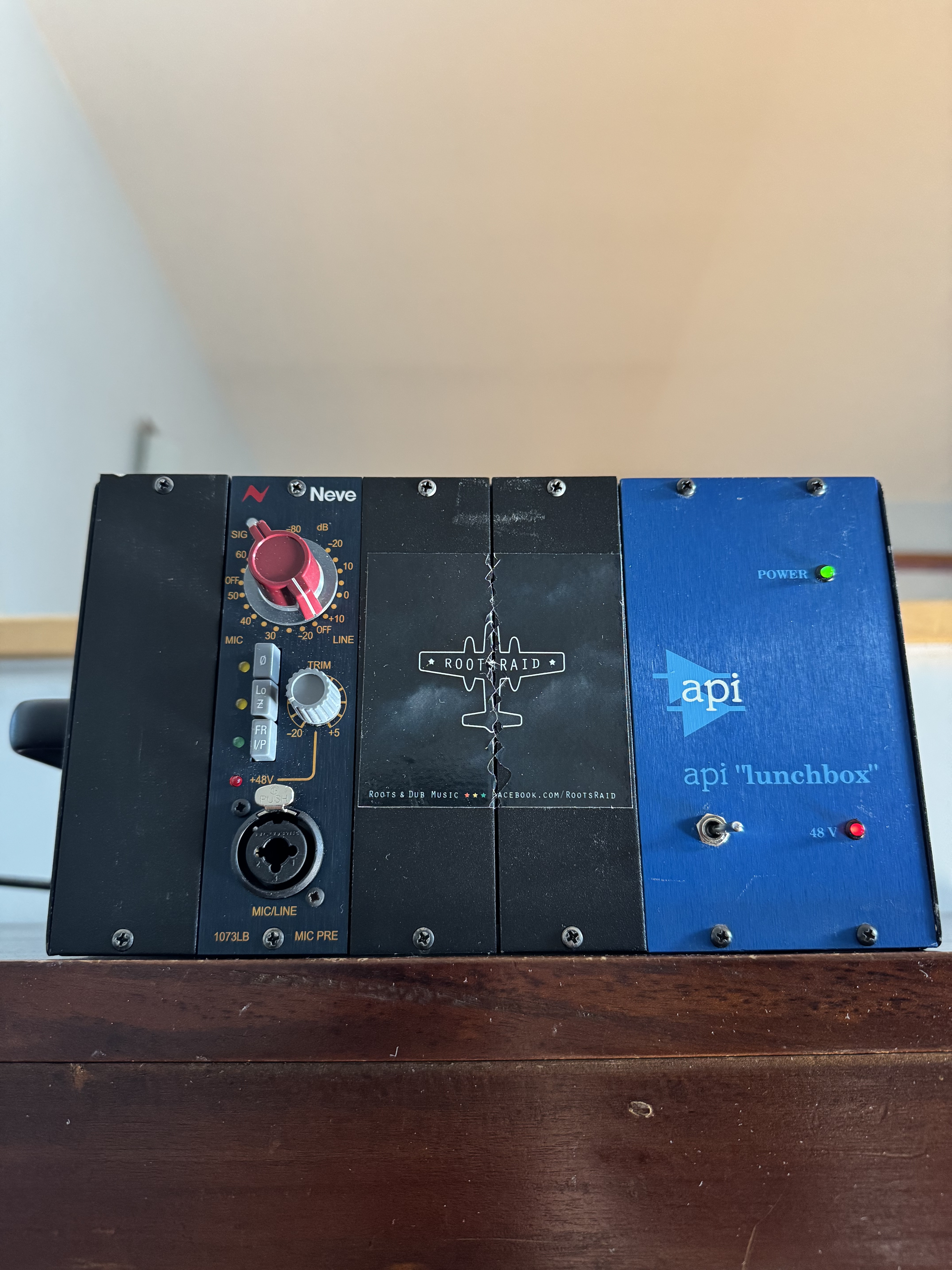 API 500-B4 XLR, lunchbox 4 slots série 500 - 3 slots fonctionnels